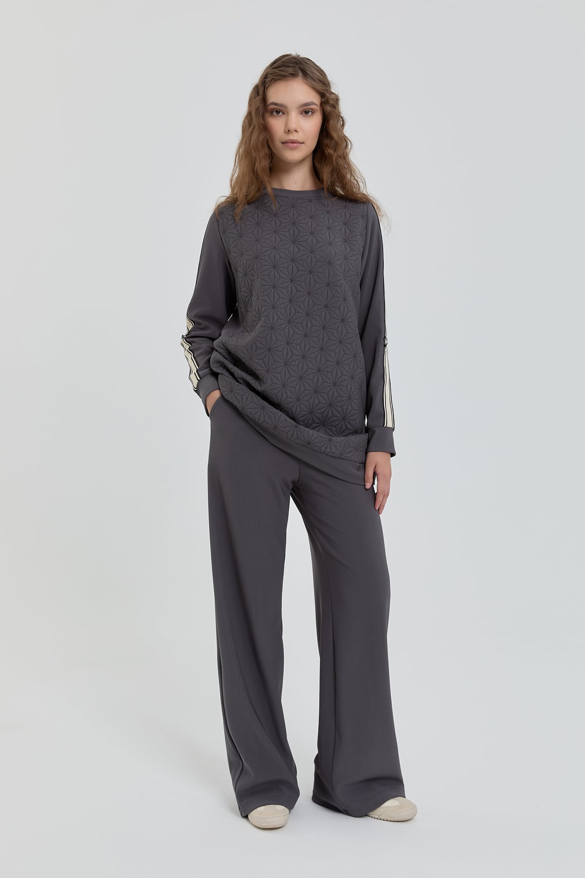 NİHAN Suits Nihan İnce Kapitone Garnili Örme Pantolon Tunik Takım  Füme_modest