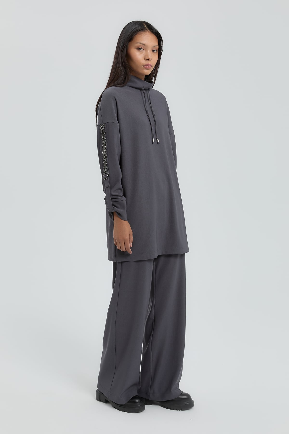 NİHAN Suits Nihan Kolları Taşlı Örme Pantolon Tunik Takım  Füme_modest