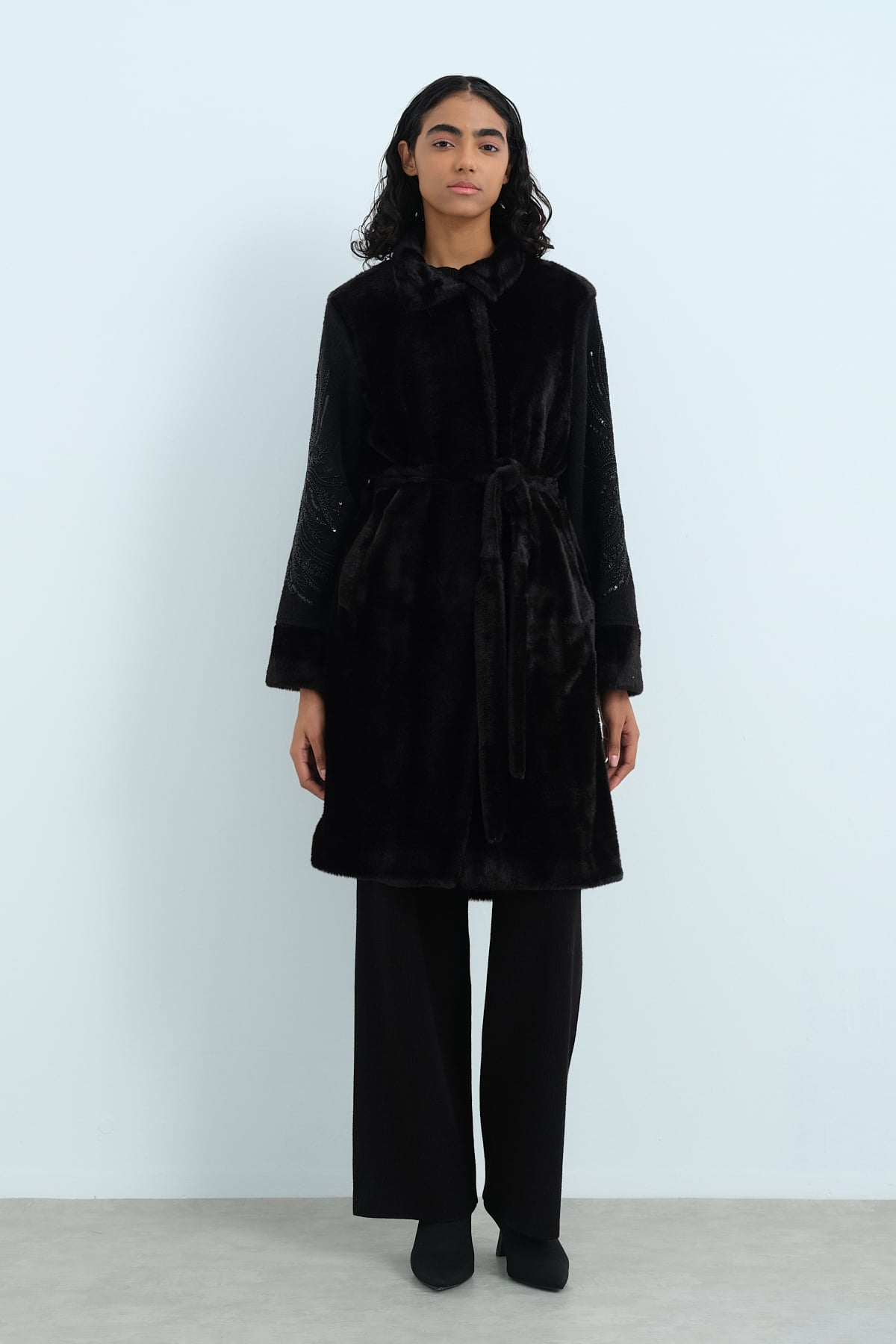 NİHAN Coat Nihan Kolu Nakışlı Angora Rahat Kalıp Kaban  Siyah_modest
