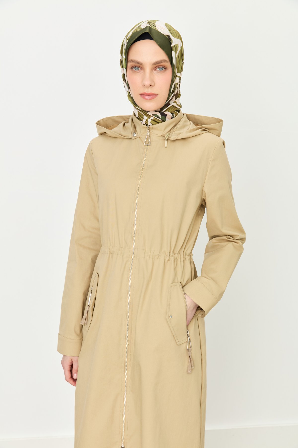 NİHAN Trench Coat Nihan Seyyar Kapşonlu Fermuar Detaylı Kap  Camel_modest