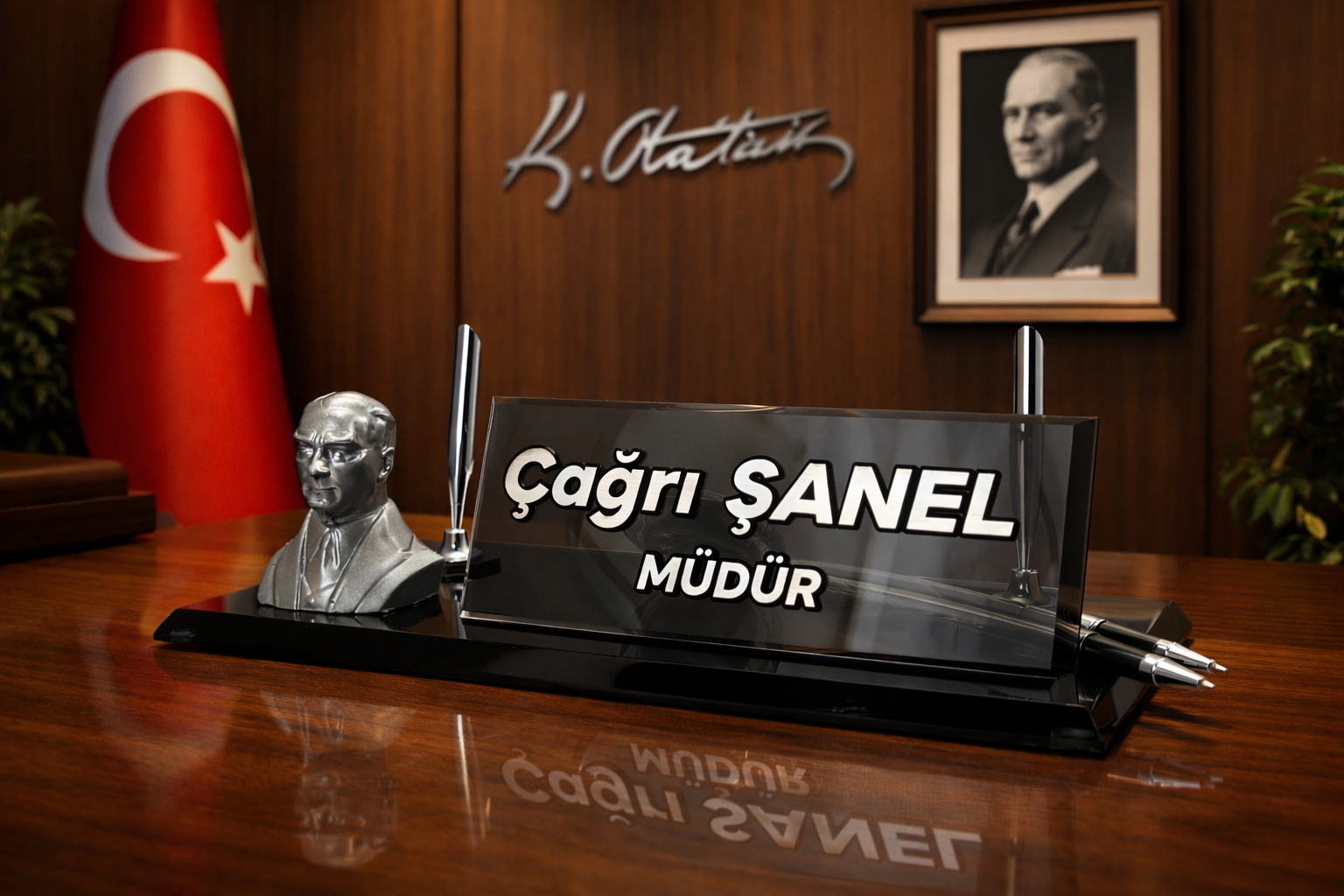 Atatürk Biblolu Masa İsimliği, Atatürk Büst