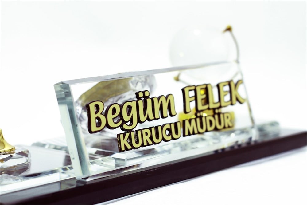 dünya figürlü masa isimliği