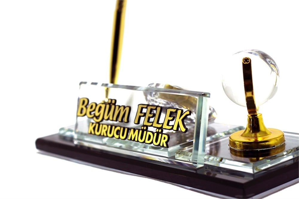 dünya figürlü masa isimliği