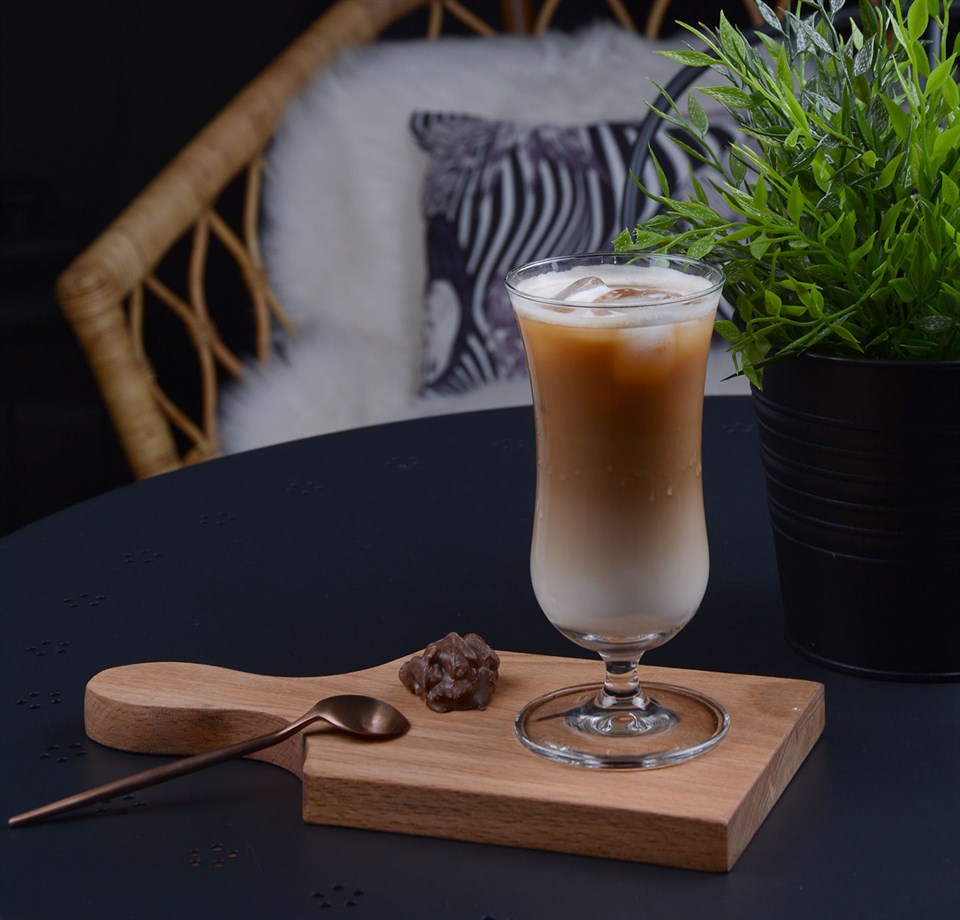 Saplı Ahşap Cafe İçecek Sunumu