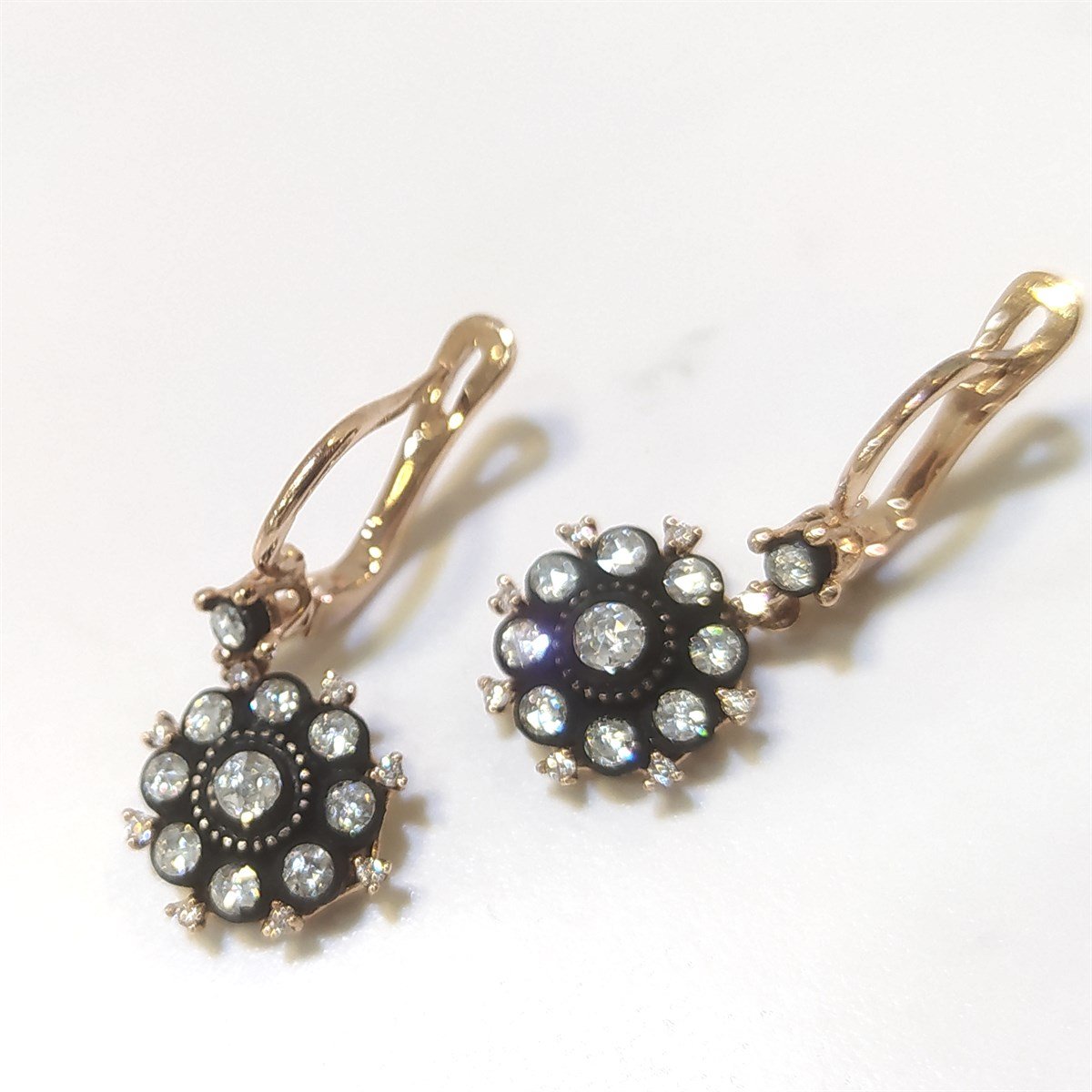 0.71ct Elmas Gül Modeli Küpe 8K Altın