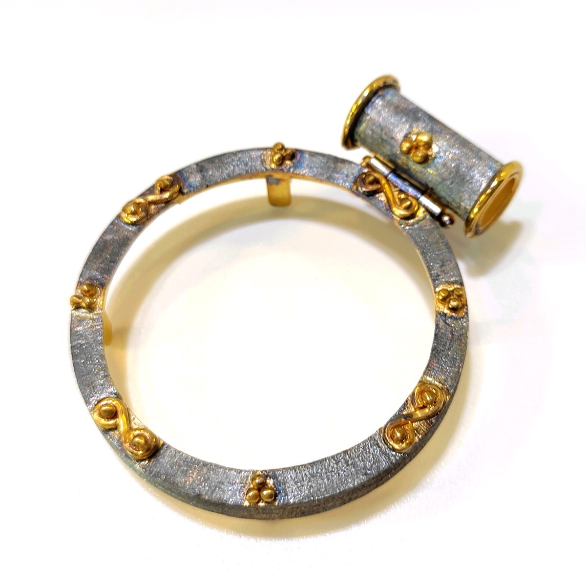 Beşi Biryerde Çerçevesi Gümüş Reşat ve Atalira Uyumlu