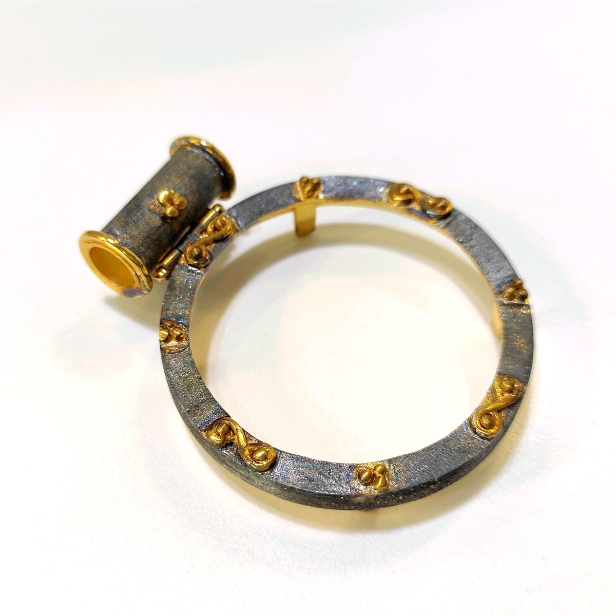 Beşi Biryerde Çerçevesi Gümüş Reşat ve Atalira Uyumlu