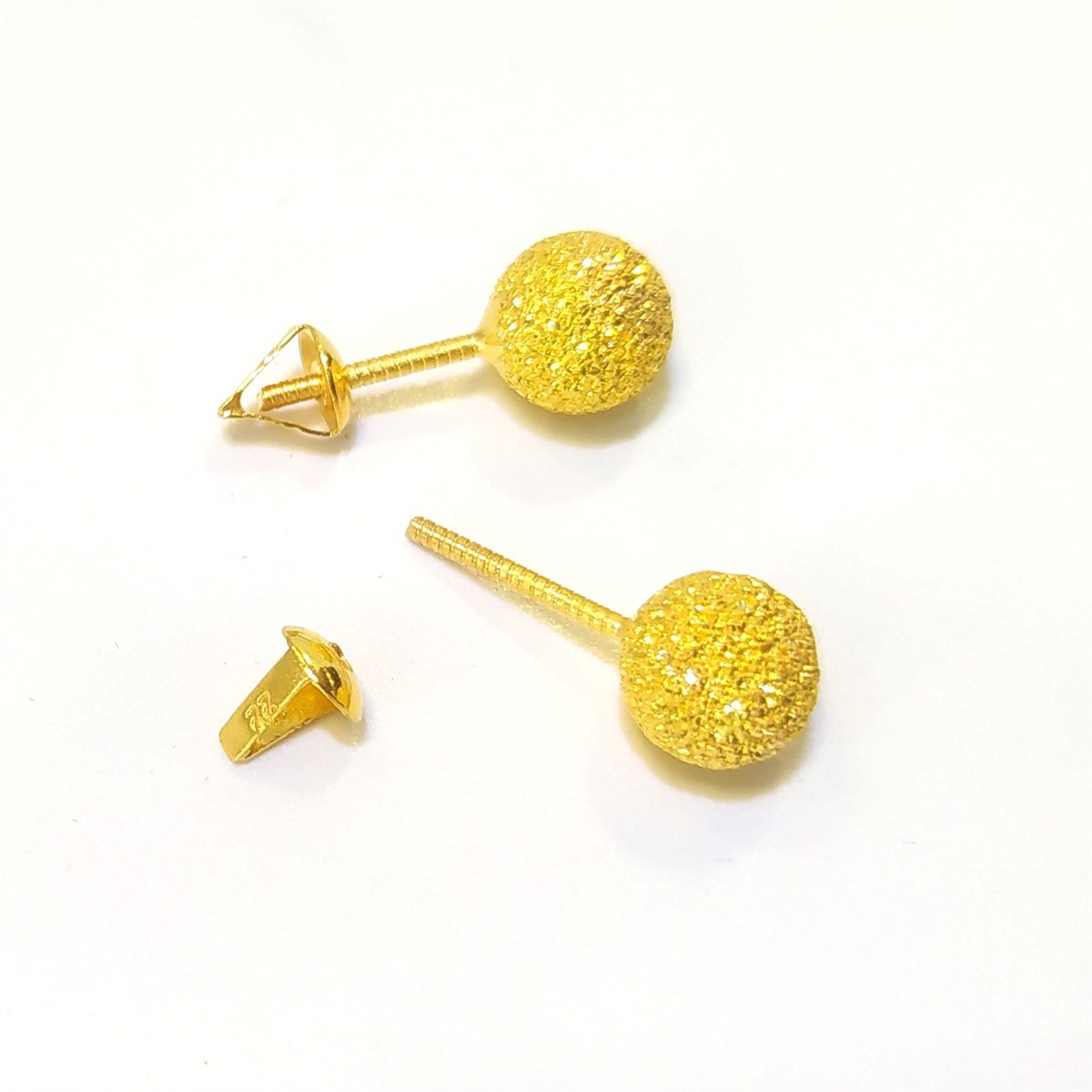 Kumlu Vidalı Top Küpe 22 Ayar Altın