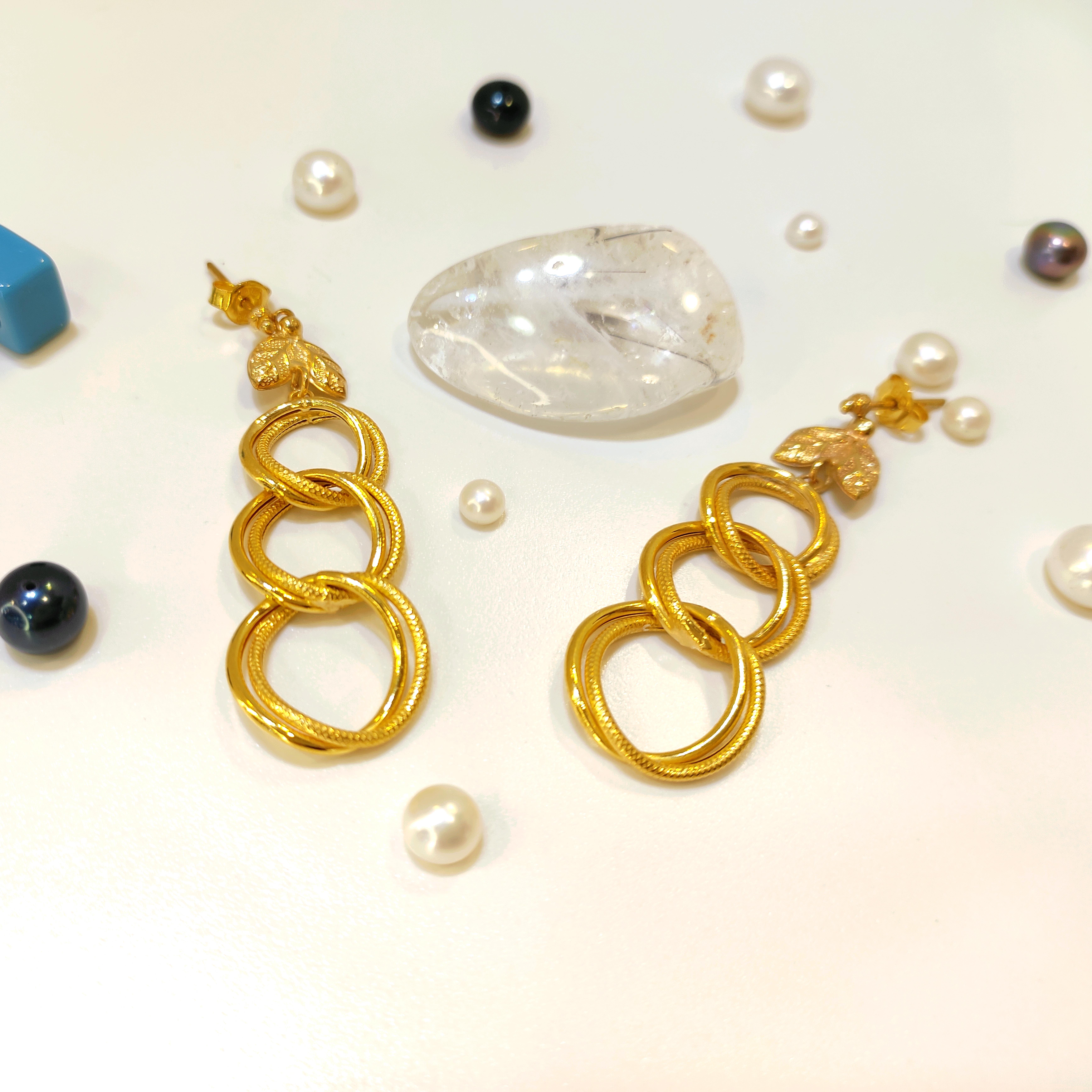 Saman Yolu Sallanan Vidalı Küpe 22 Ayar Altın HD VİDEOLU