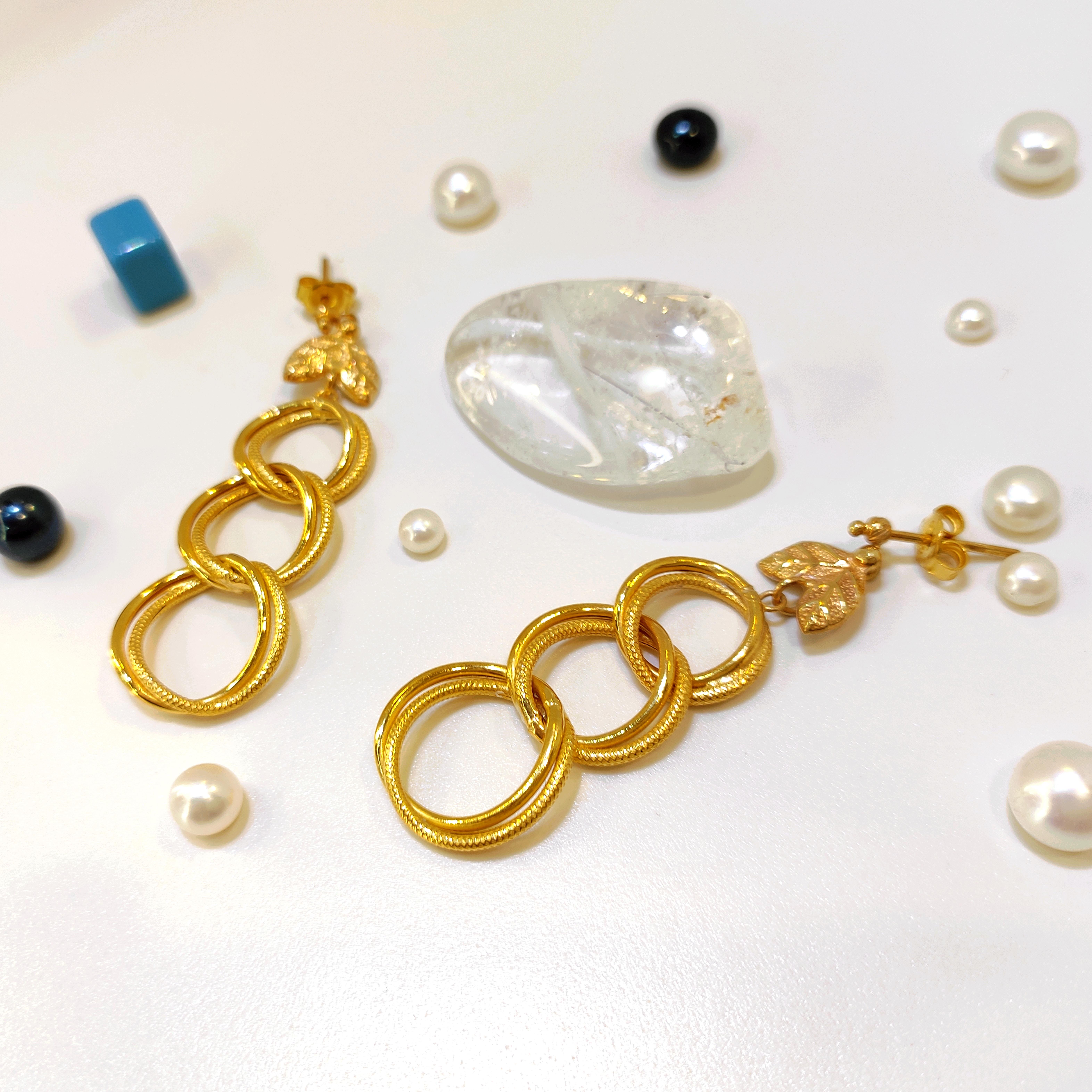 Saman Yolu Sallanan Vidalı Küpe 22 Ayar Altın HD VİDEOLU