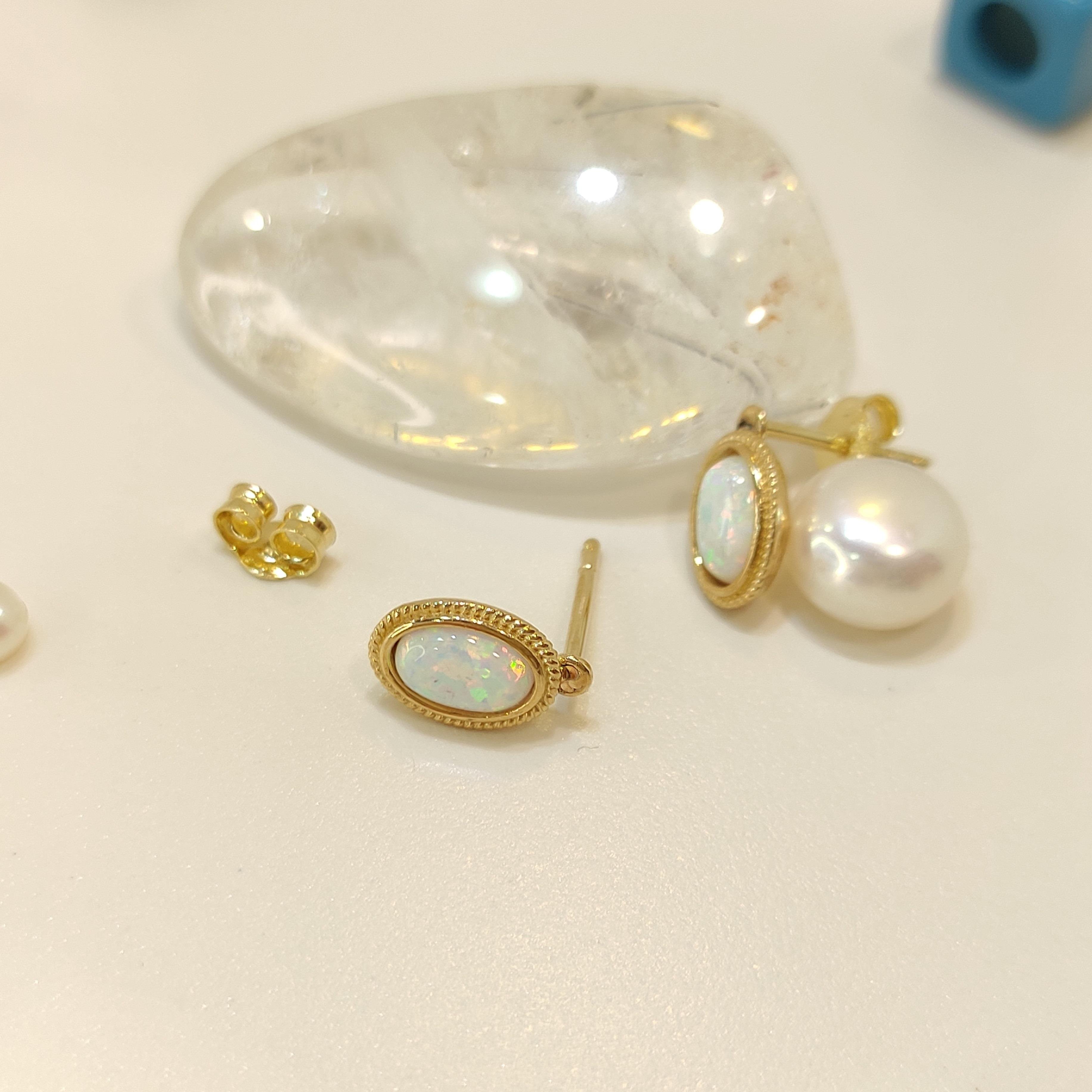  Beyaz Opal Taşlı Vidalı Küpe 14 Ayar Altın HD VİDEOLU