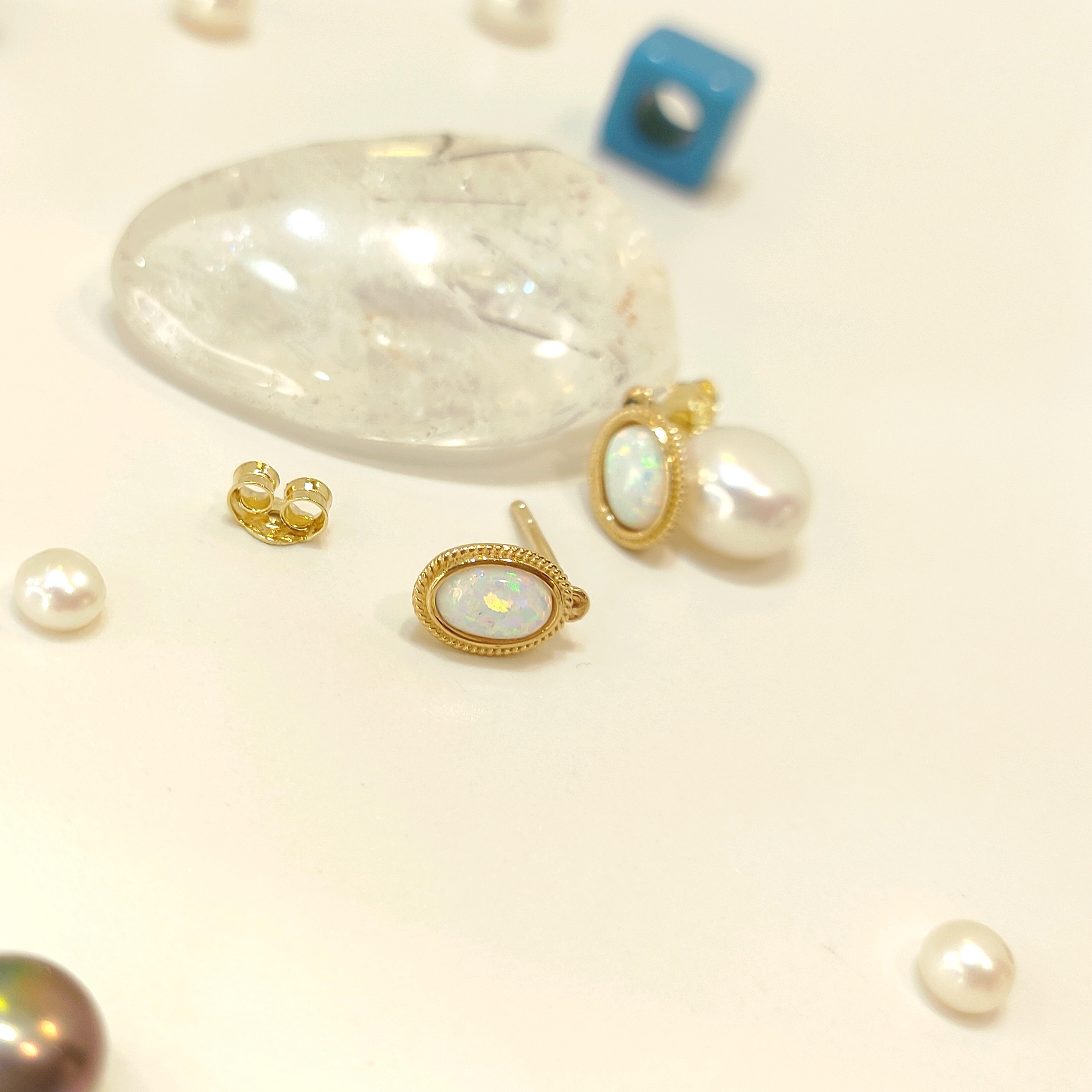  Beyaz Opal Taşlı Vidalı Küpe 14 Ayar Altın HD VİDEOLU