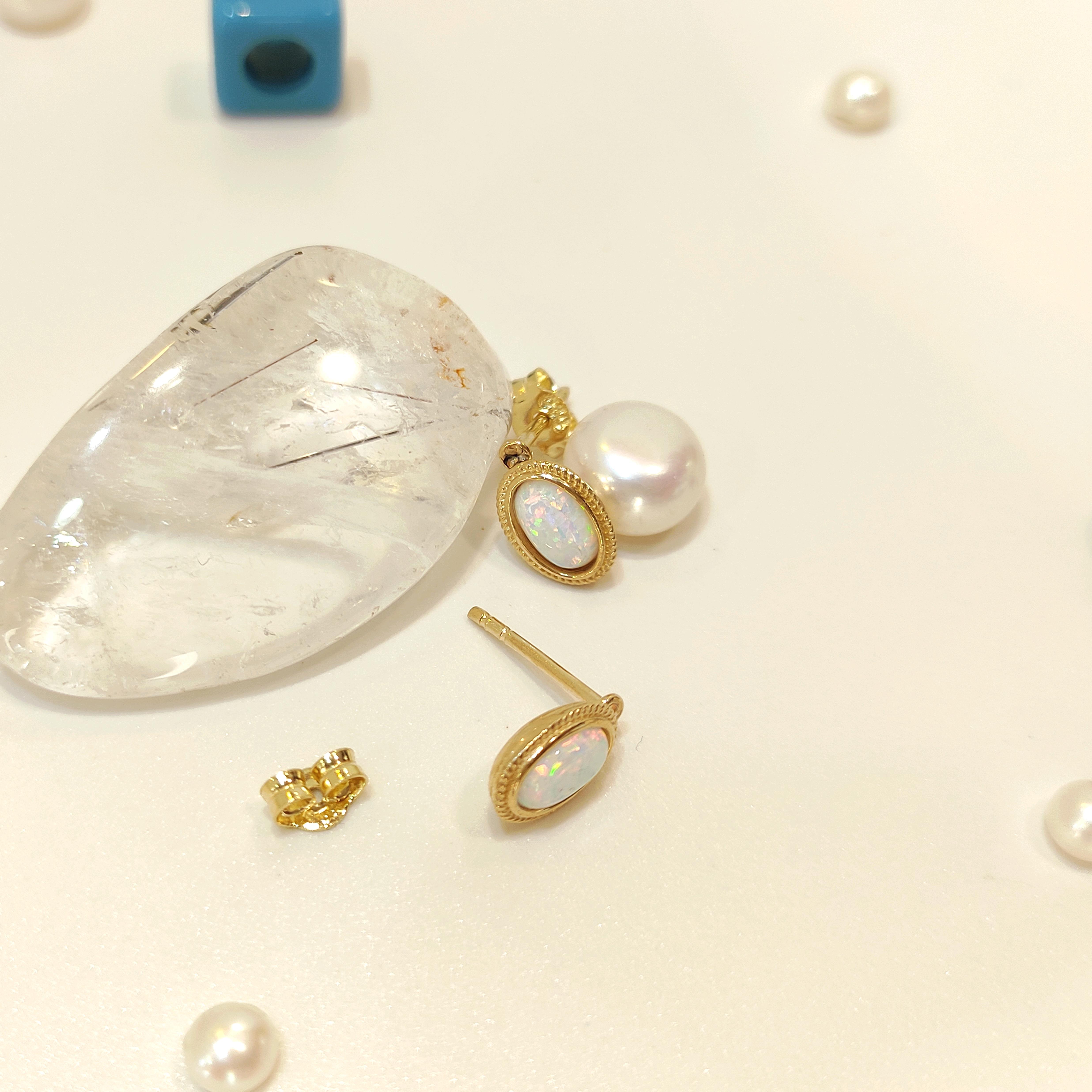  Beyaz Opal Taşlı Vidalı Küpe 14 Ayar Altın HD VİDEOLU