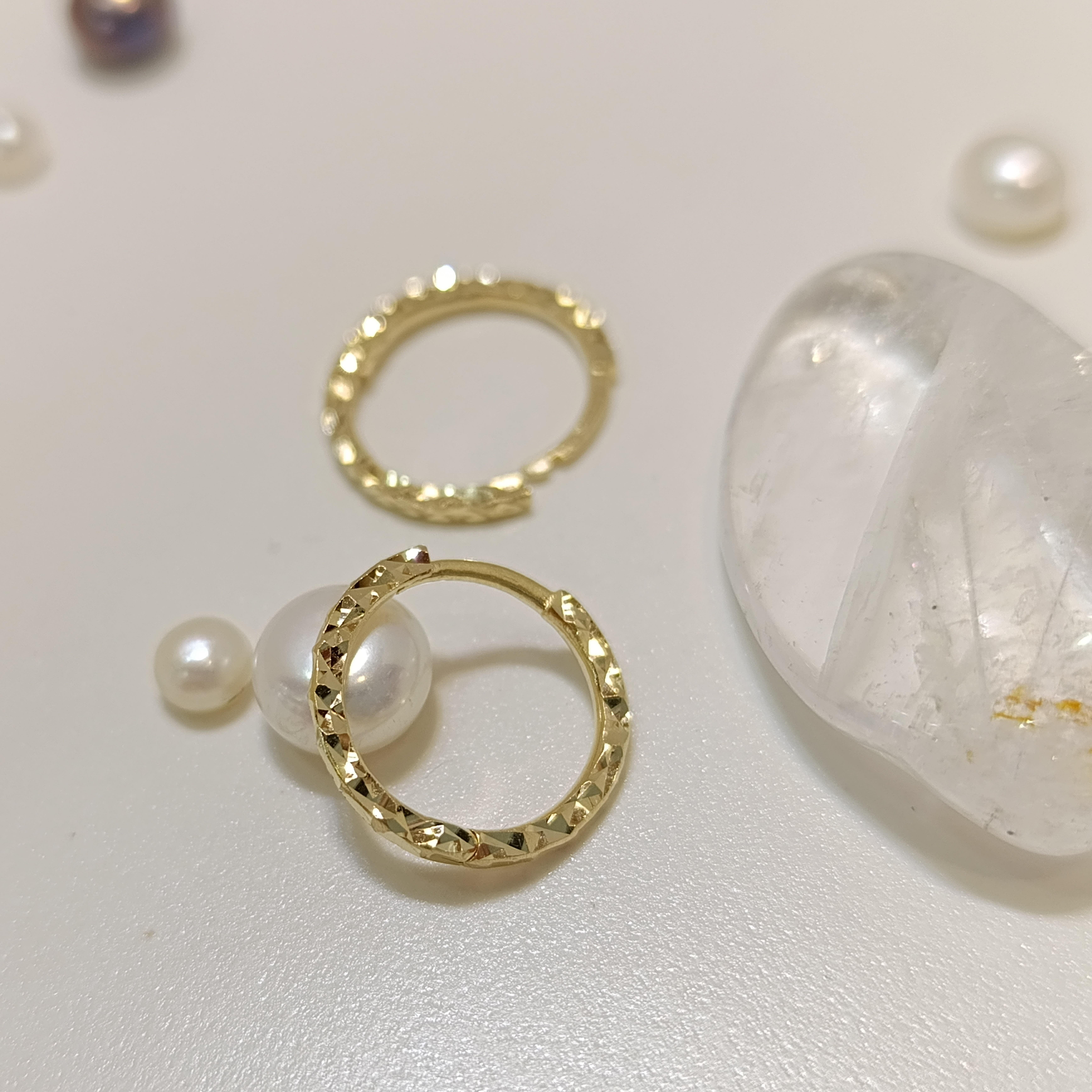 15mm Kalem İşlemeli Halka Küpe 14 Ayar Altın HD VİDEOLU