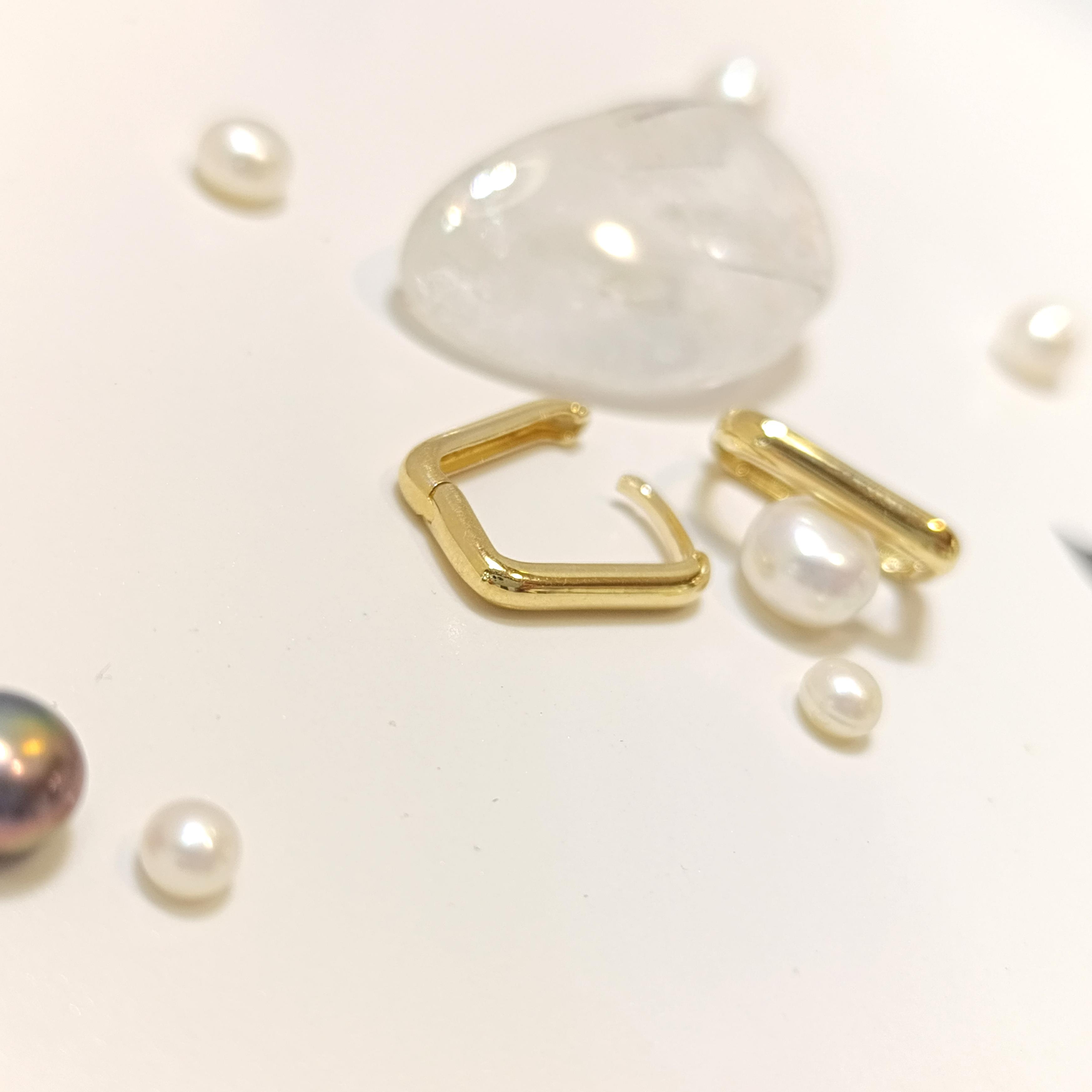 17mm Dik Dörtgen Halka Küpe 14 Ayar Altın HD VİDEOLU