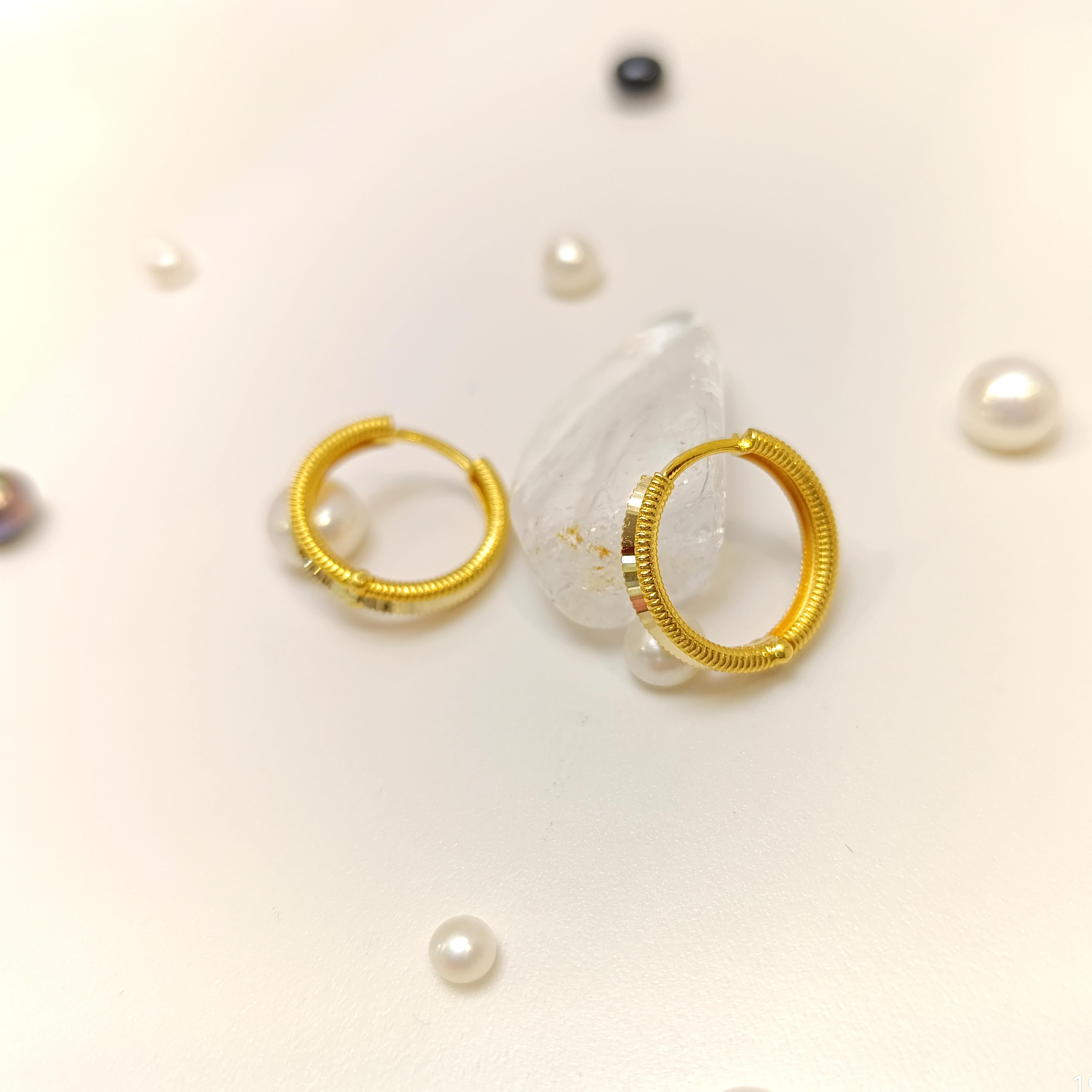 18mm Oluklu Ajda Halka Küpe 14 Ayar Altın HD VİDEOLU