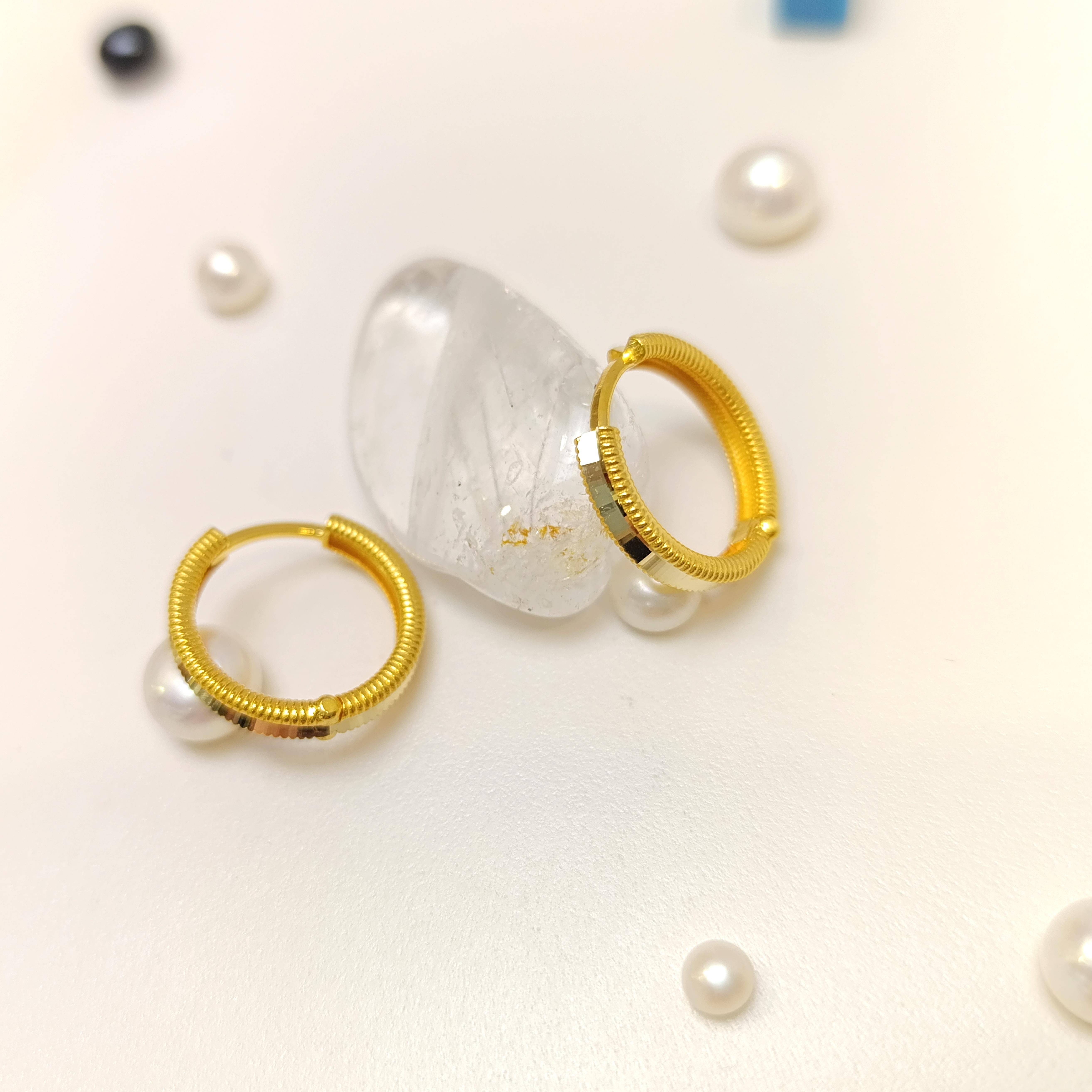 18mm Oluklu Ajda Halka Küpe 14 Ayar Altın HD VİDEOLU