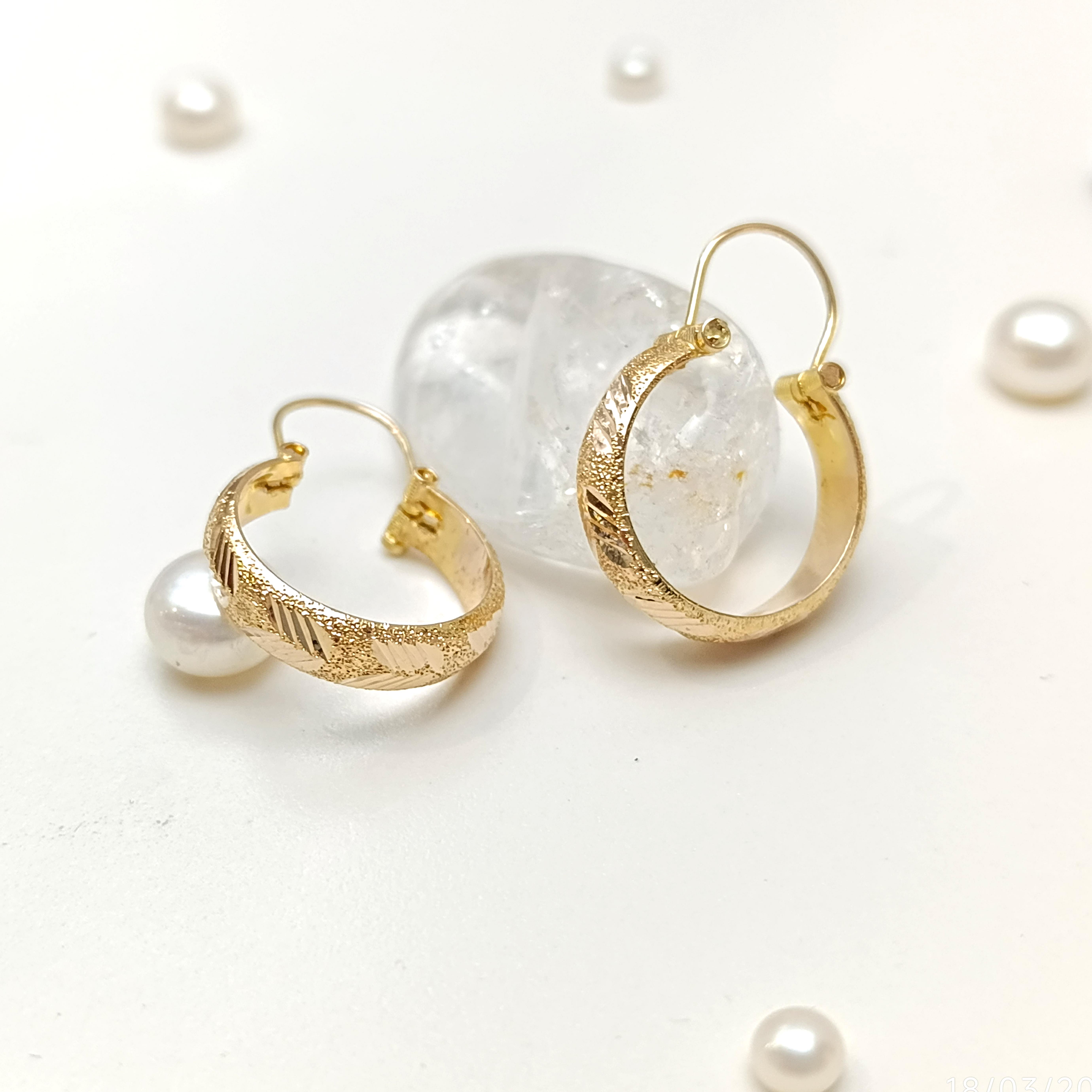 25mm Sallanan Halka Küpe 14 Ayar Altın HD VİDEOLU