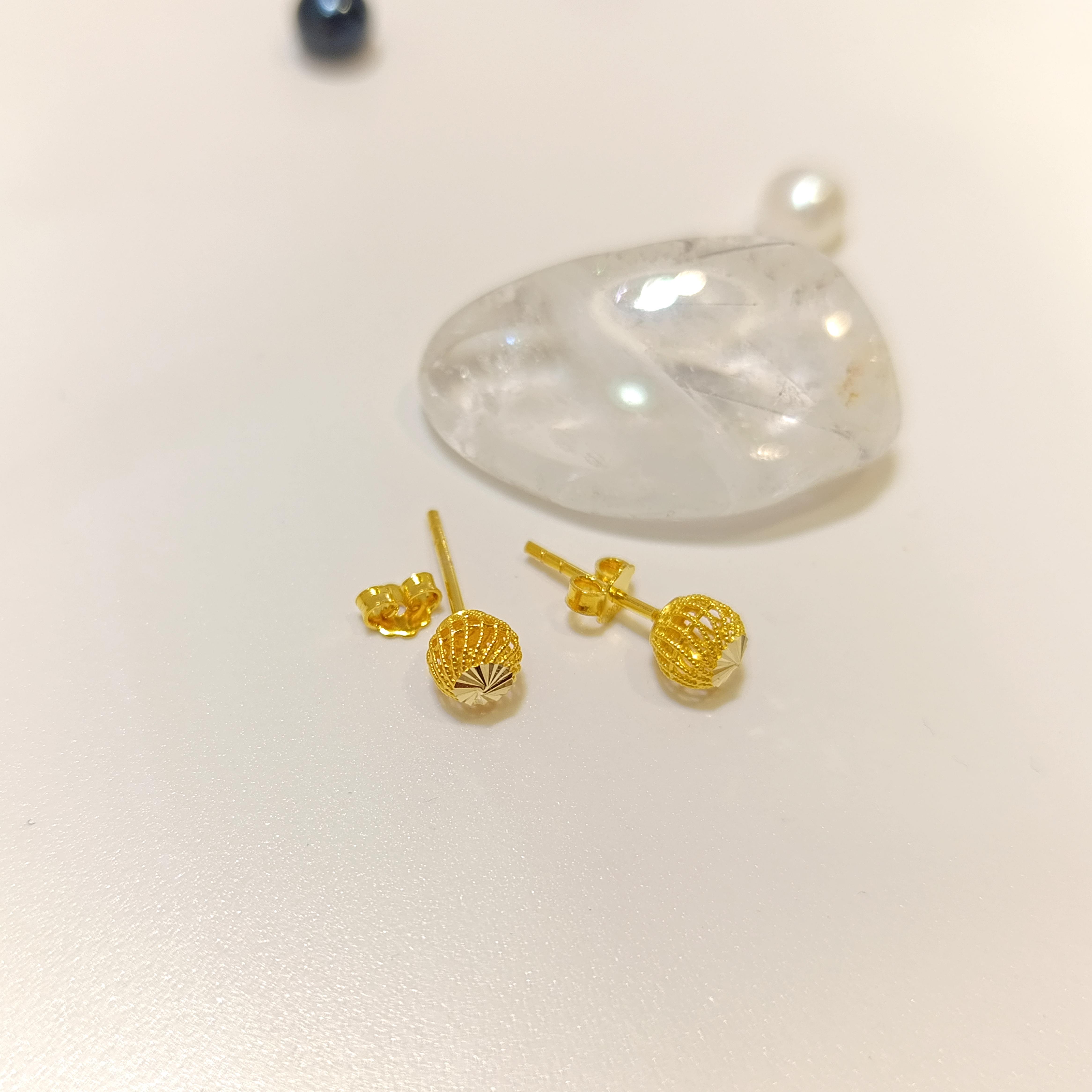 6mm Telkare Dorika Vidalı Küpe 14 Ayar Altın HD VİDEOLU