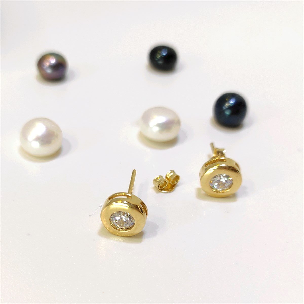 7.6mm Tek Taş Vidalı Küpe 14 Ayar Altın HD VİDEOLU