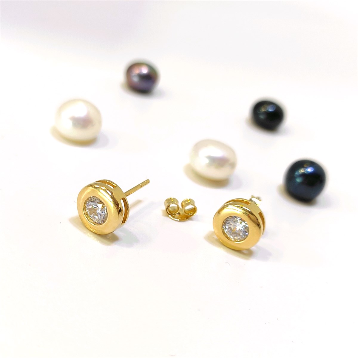 7.6mm Tek Taş Vidalı Küpe 14 Ayar Altın HD VİDEOLU