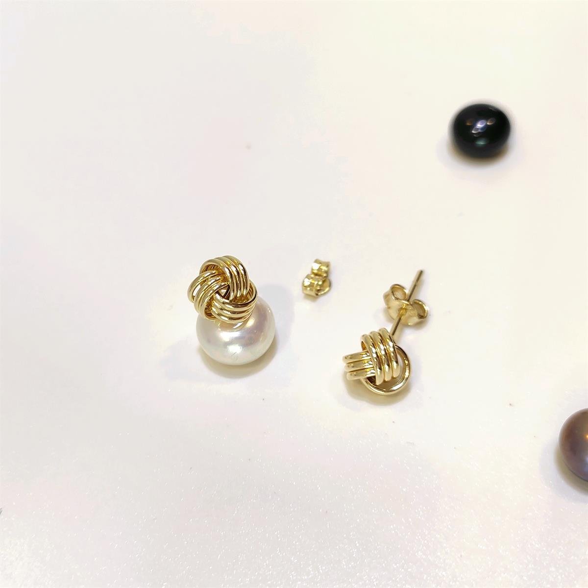 7mm Yün Yumağı Vidalı Küpe 14 Ayar Altın HD VİDEOLU