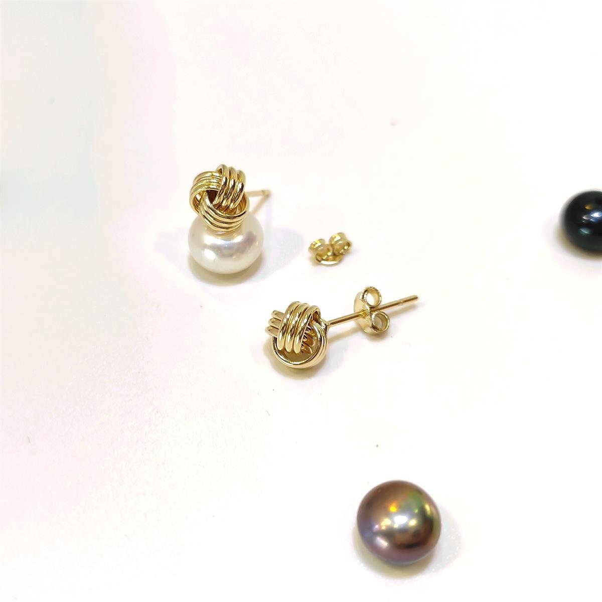 7mm Yün Yumağı Vidalı Küpe 14 Ayar Altın HD VİDEOLU