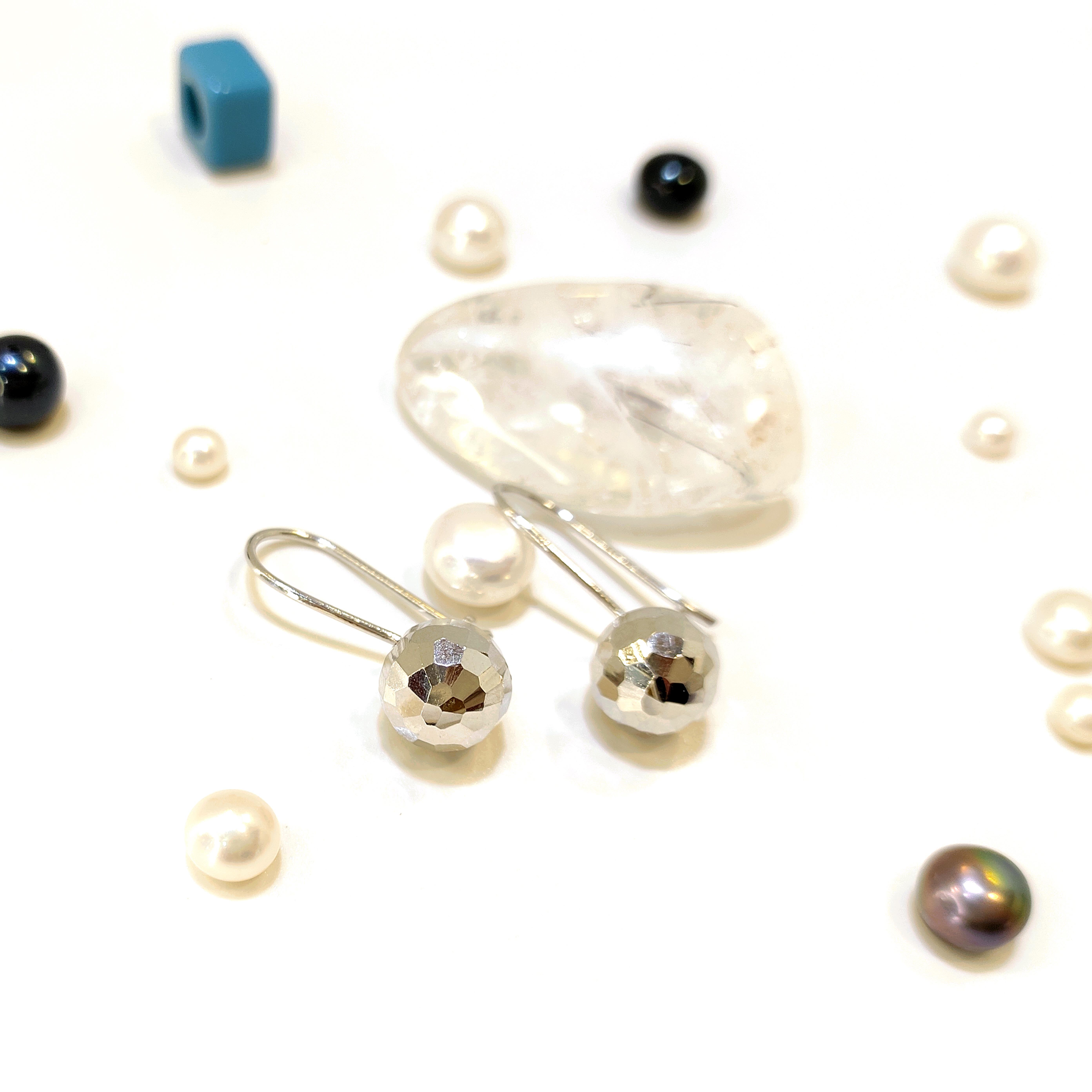 Beyaz Dövme Top Küpe 14 Ayar Altın HD VİDEOLU