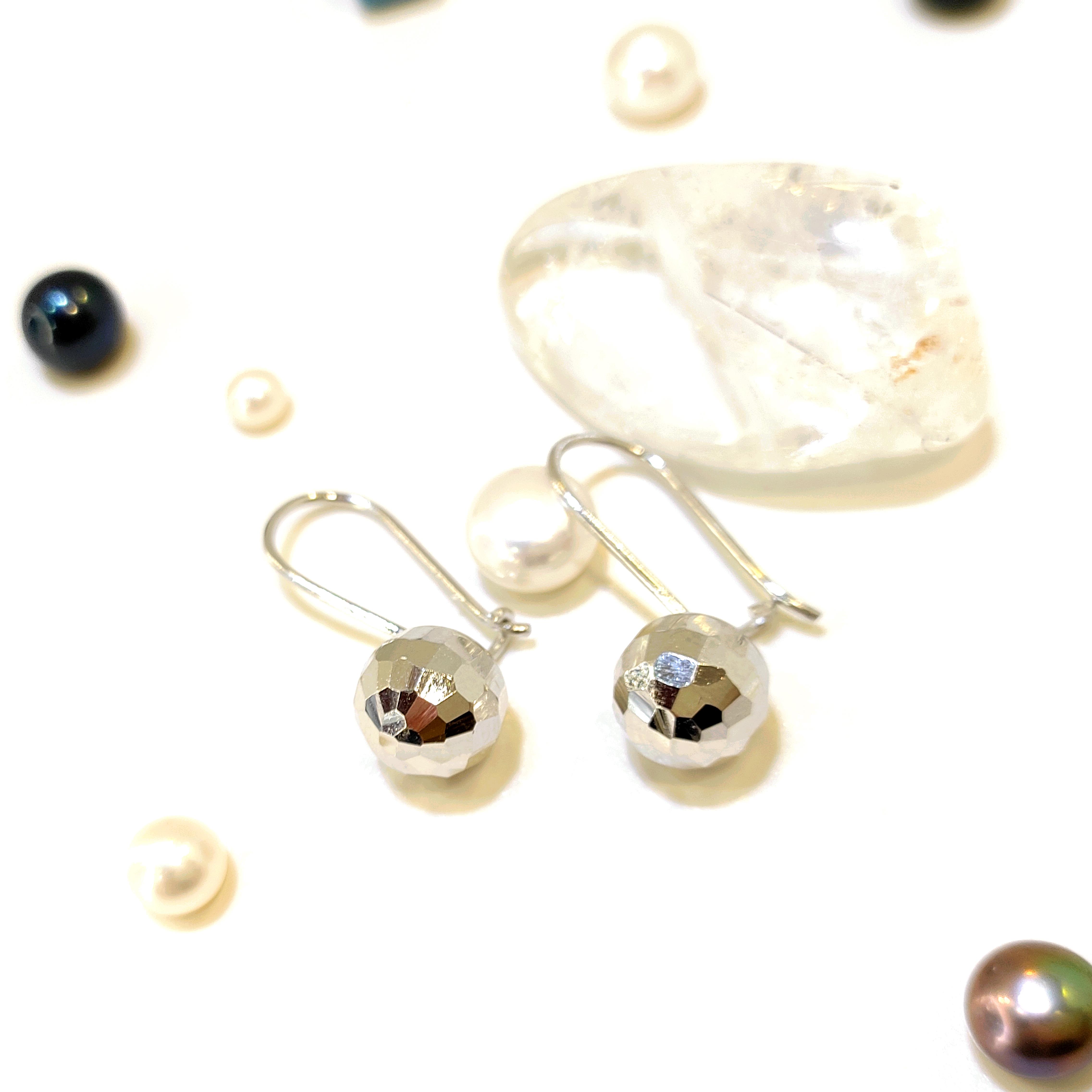 Beyaz Dövme Top Küpe 14 Ayar Altın HD VİDEOLU