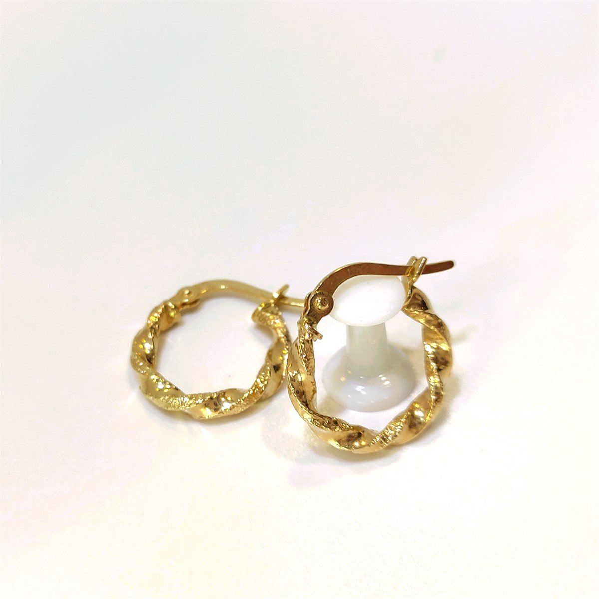 Burgu Halka Küpe 14 Ayar Altın 4K VİDEOLU