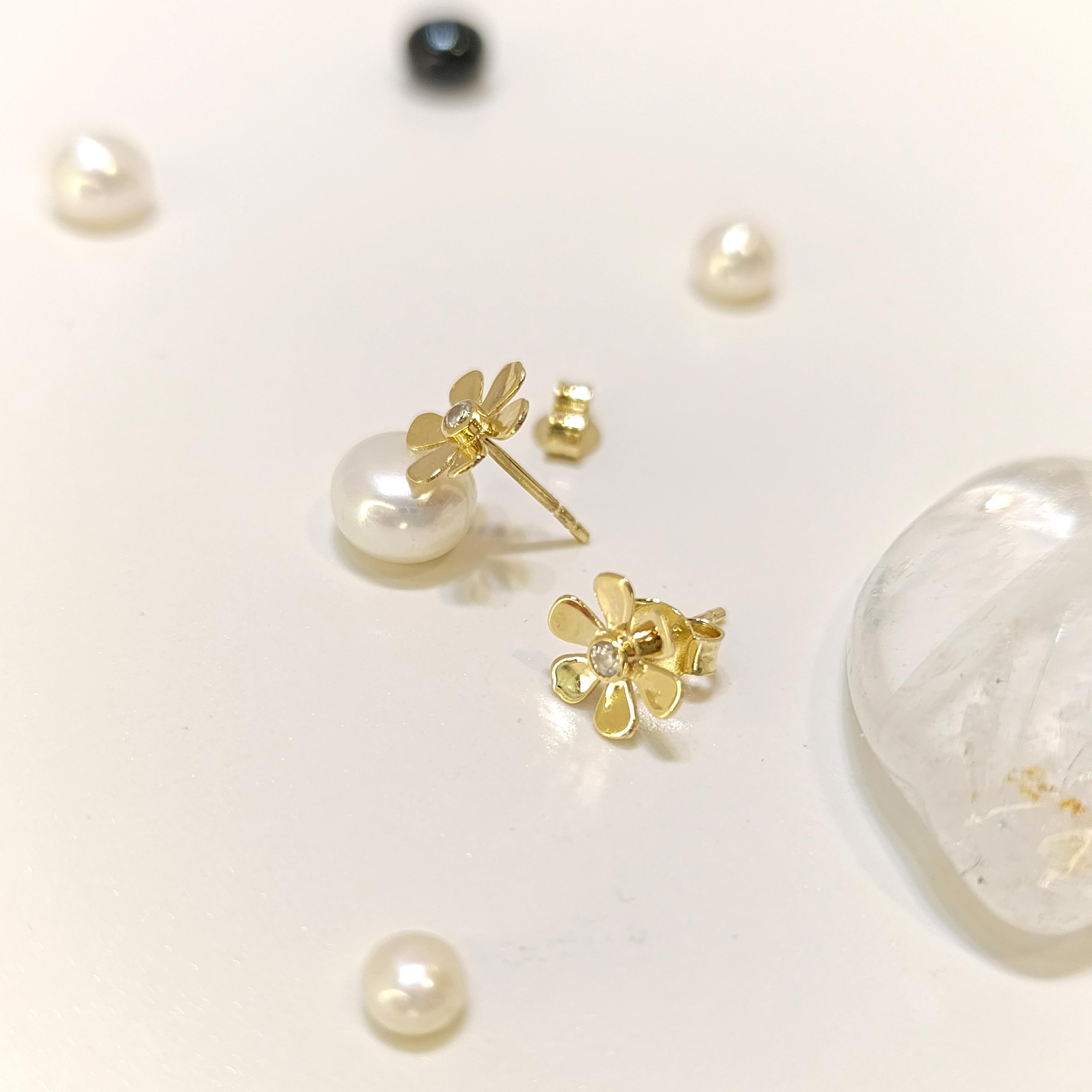 Çiçek Vidalı Küpe 14 Ayar Altın HD VİDEOLU