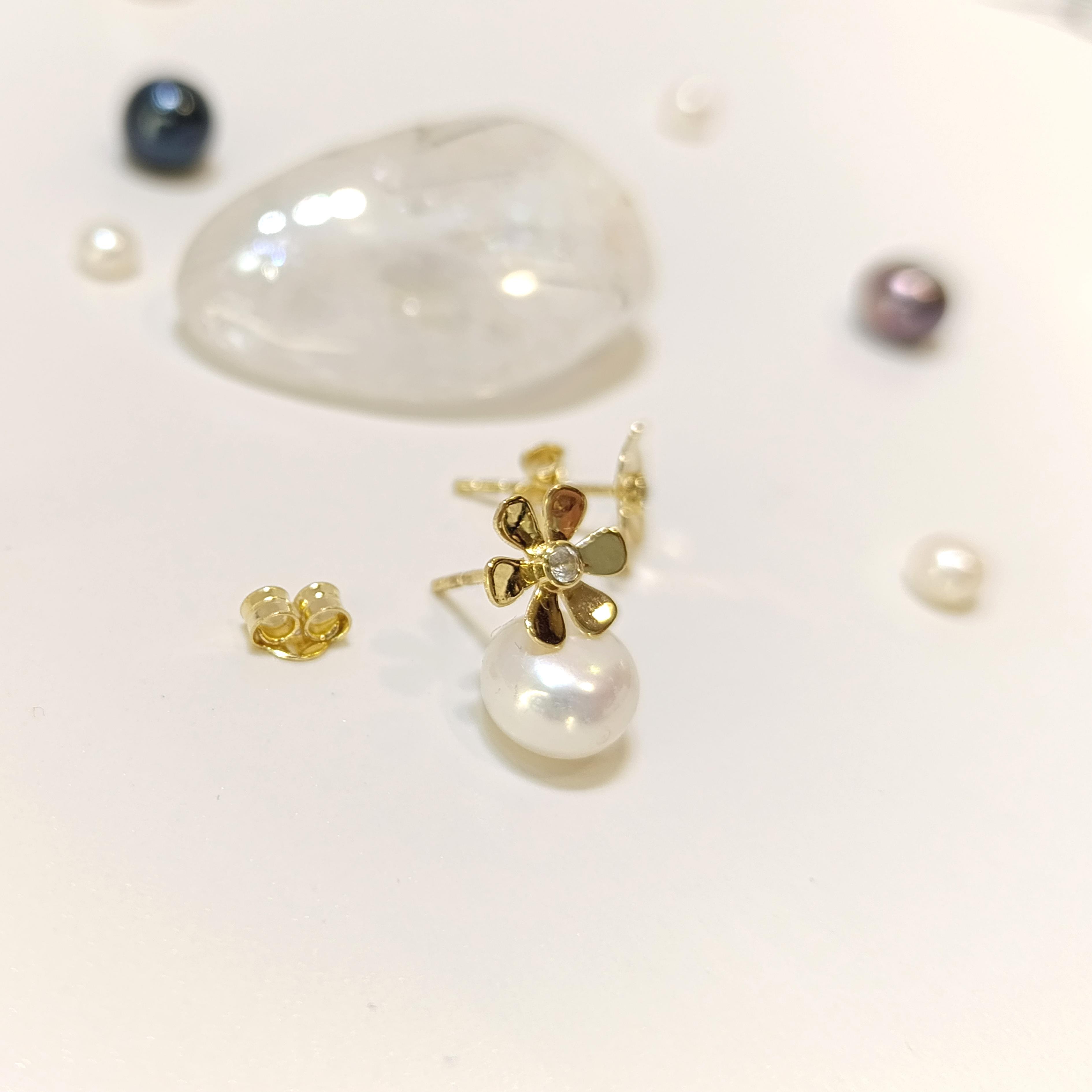 Çiçek Vidalı Küpe 14 Ayar Altın HD VİDEOLU