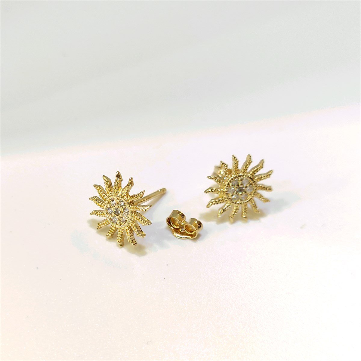 Güneş Vidalı Küpe 14 Ayar Altın HD VİDEOLU