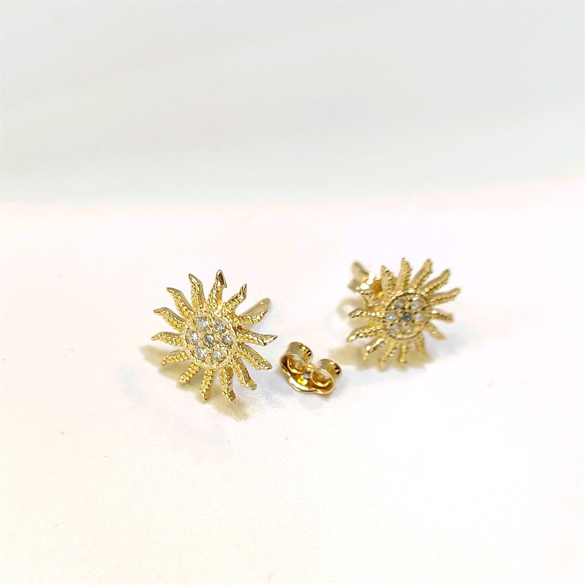 Güneş Vidalı Küpe 14 Ayar Altın HD VİDEOLU