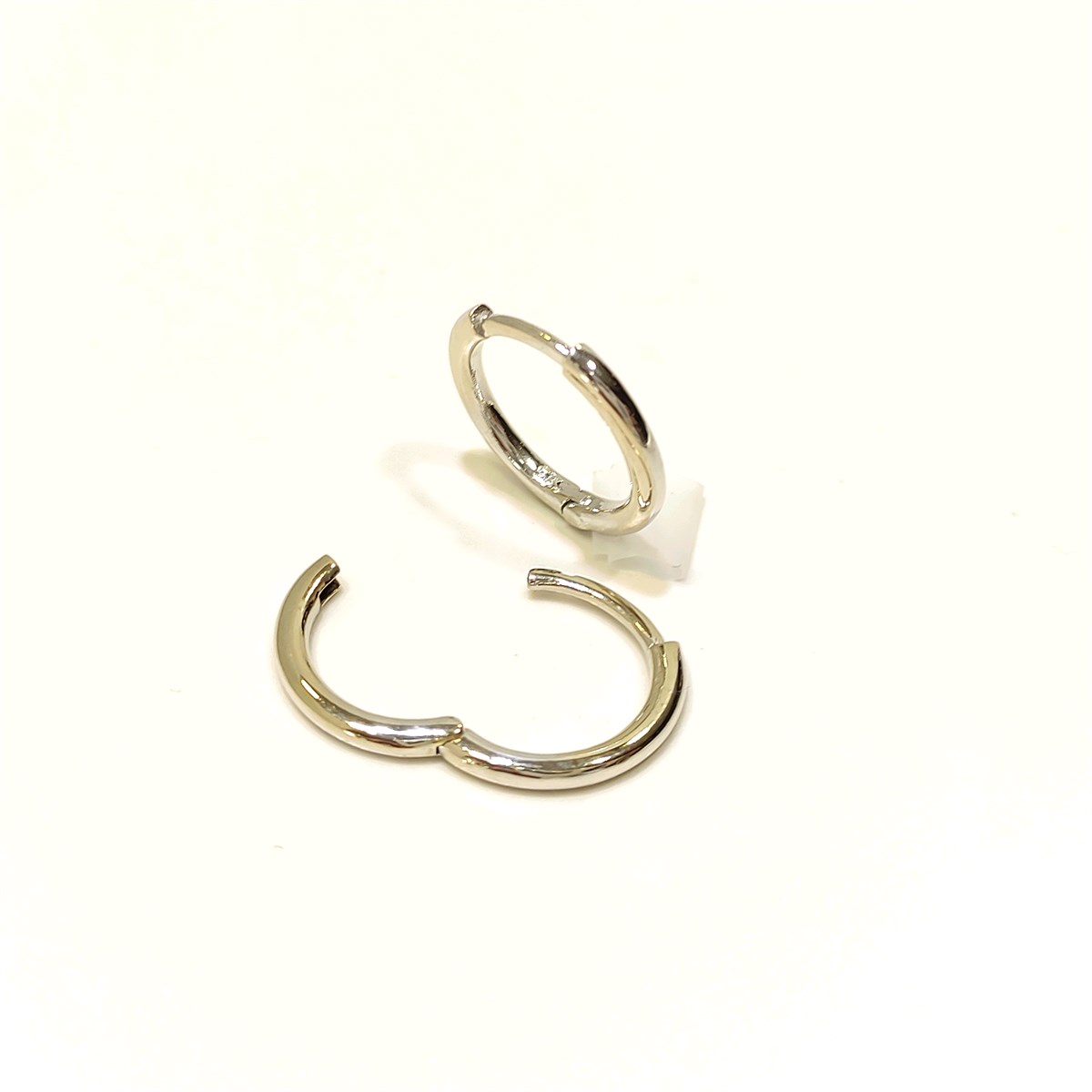 Klasik Döküm Halka Küpe 14 Ayar Altın 4K VİDEO