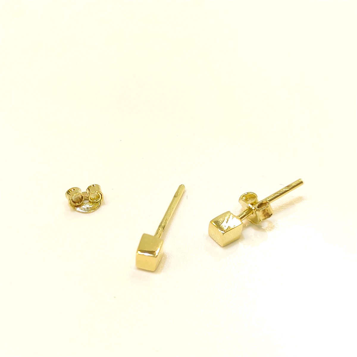 Küp Vidalı Küpe 14 Ayar Altın 4K VİDEOLU