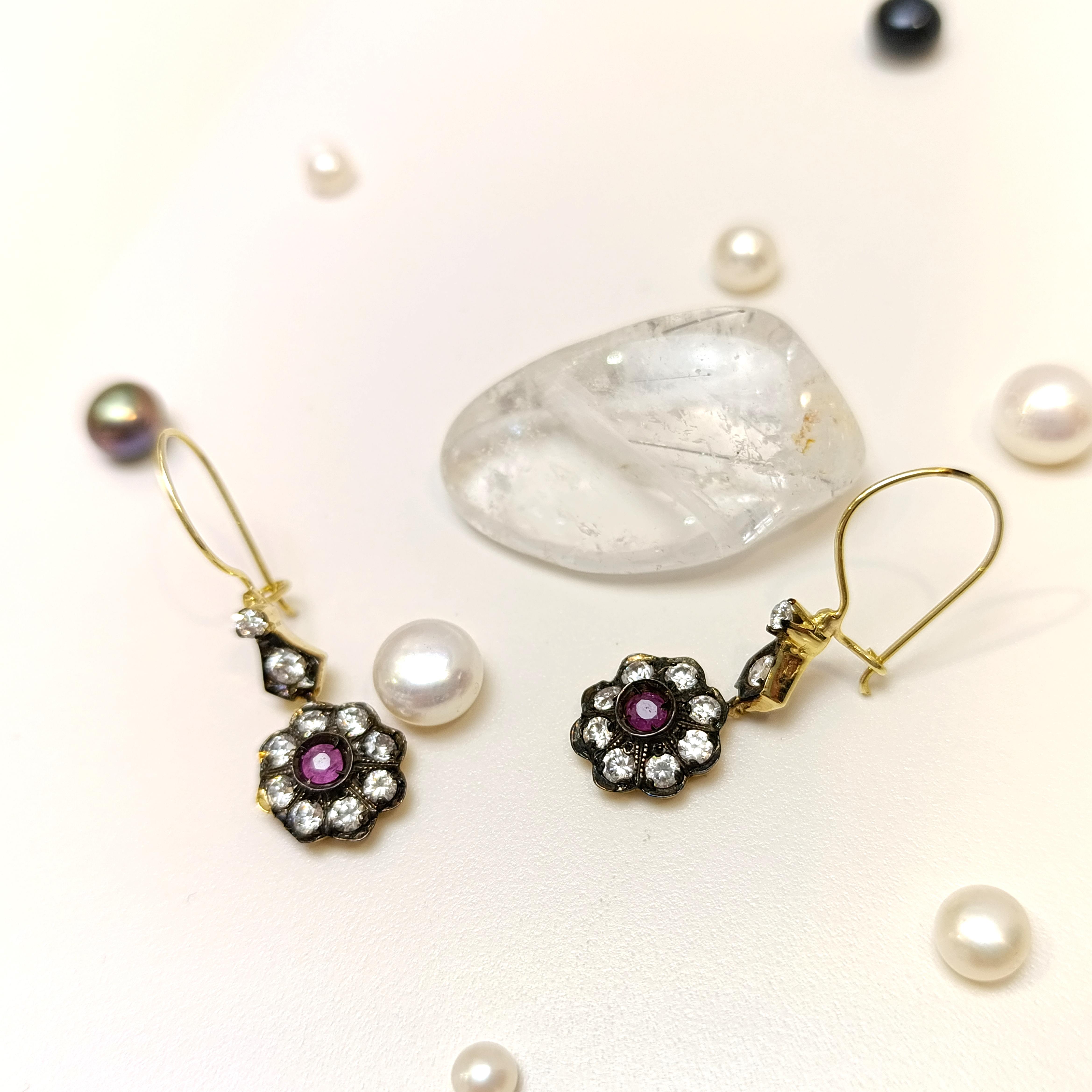 Salalanan Kırmızı Taşlı Gül Modeli Küpe 14 Ayar Altın HD VİDEOLU