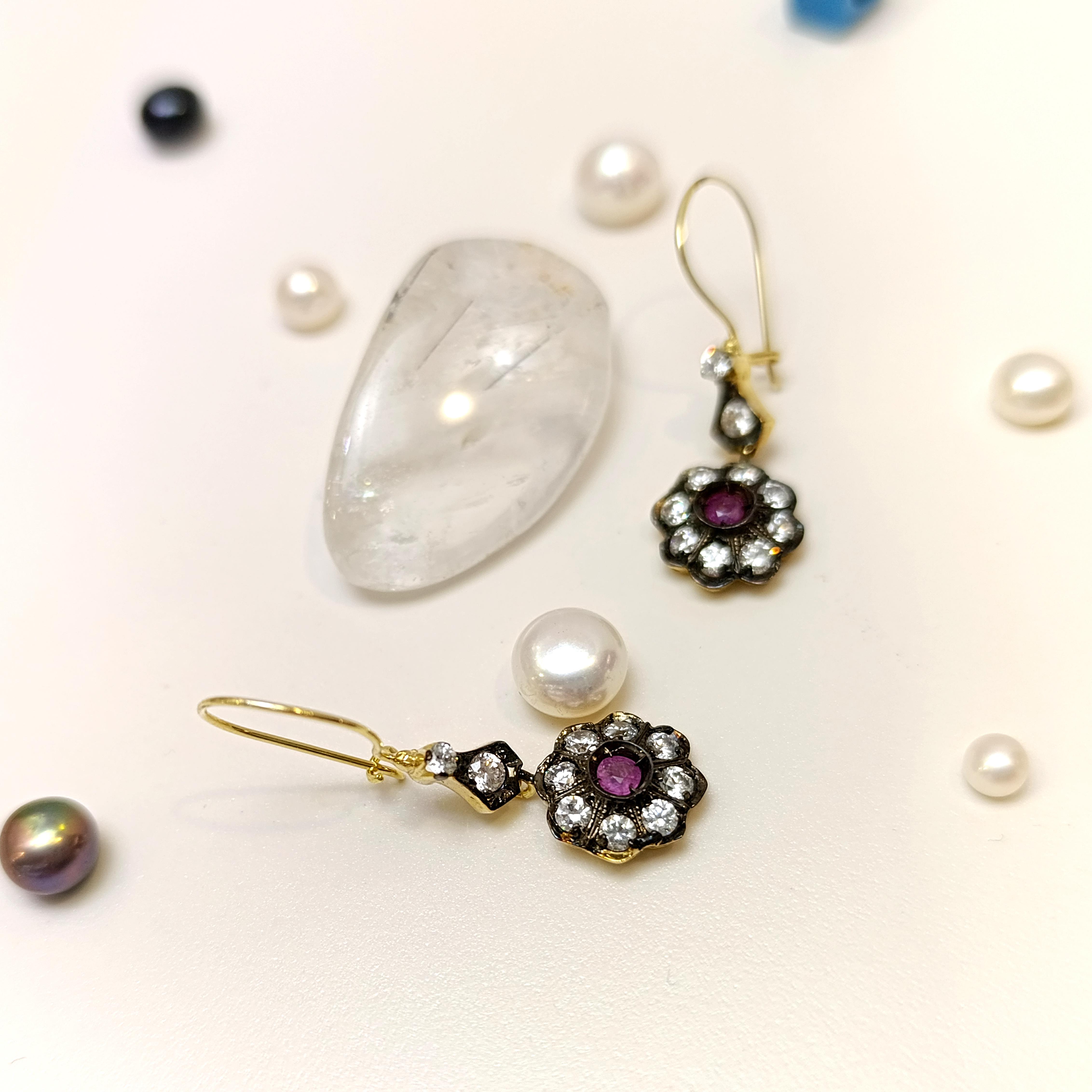 Salalanan Kırmızı Taşlı Gül Modeli Küpe 14 Ayar Altın HD VİDEOLU