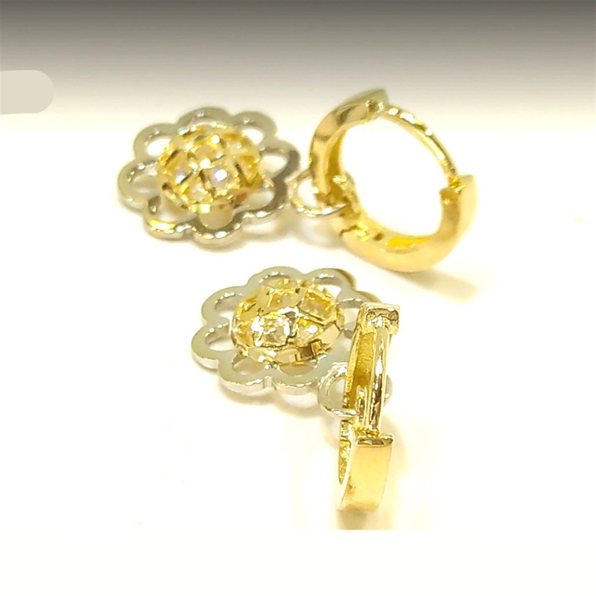 Sallanan Çiçek Küpe 14 Ayar Altın 4K VİDEOLU