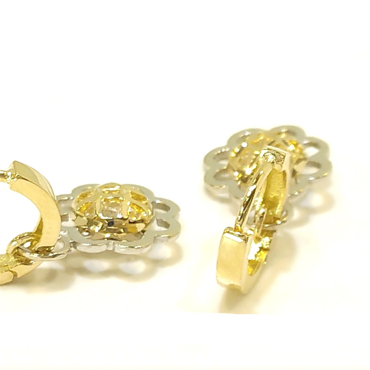 Sallanan Çiçek Küpe 14 Ayar Altın 4K VİDEOLU