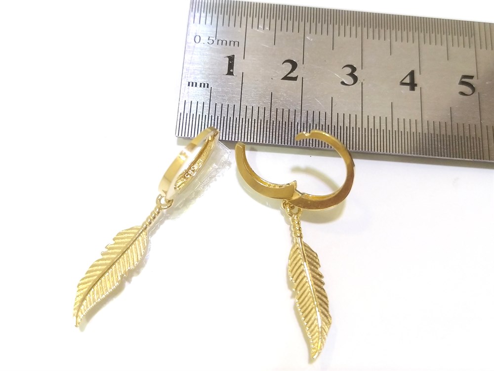 Sallanan Kızıl Derili Tüğü Döküm Halka Küpe  14 Ayar Altın