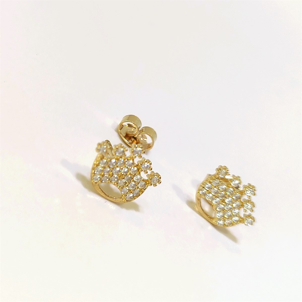 Taç Vidalı Küpe 14 Ayar Altın 4K VİDEOLU