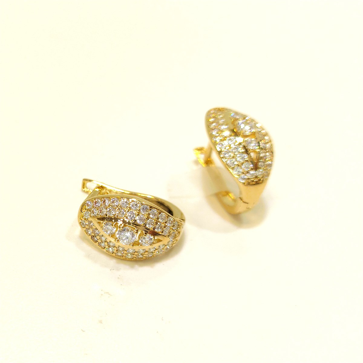 Taşlı Küpe 14 Ayar Altın 4K VİDEOLU