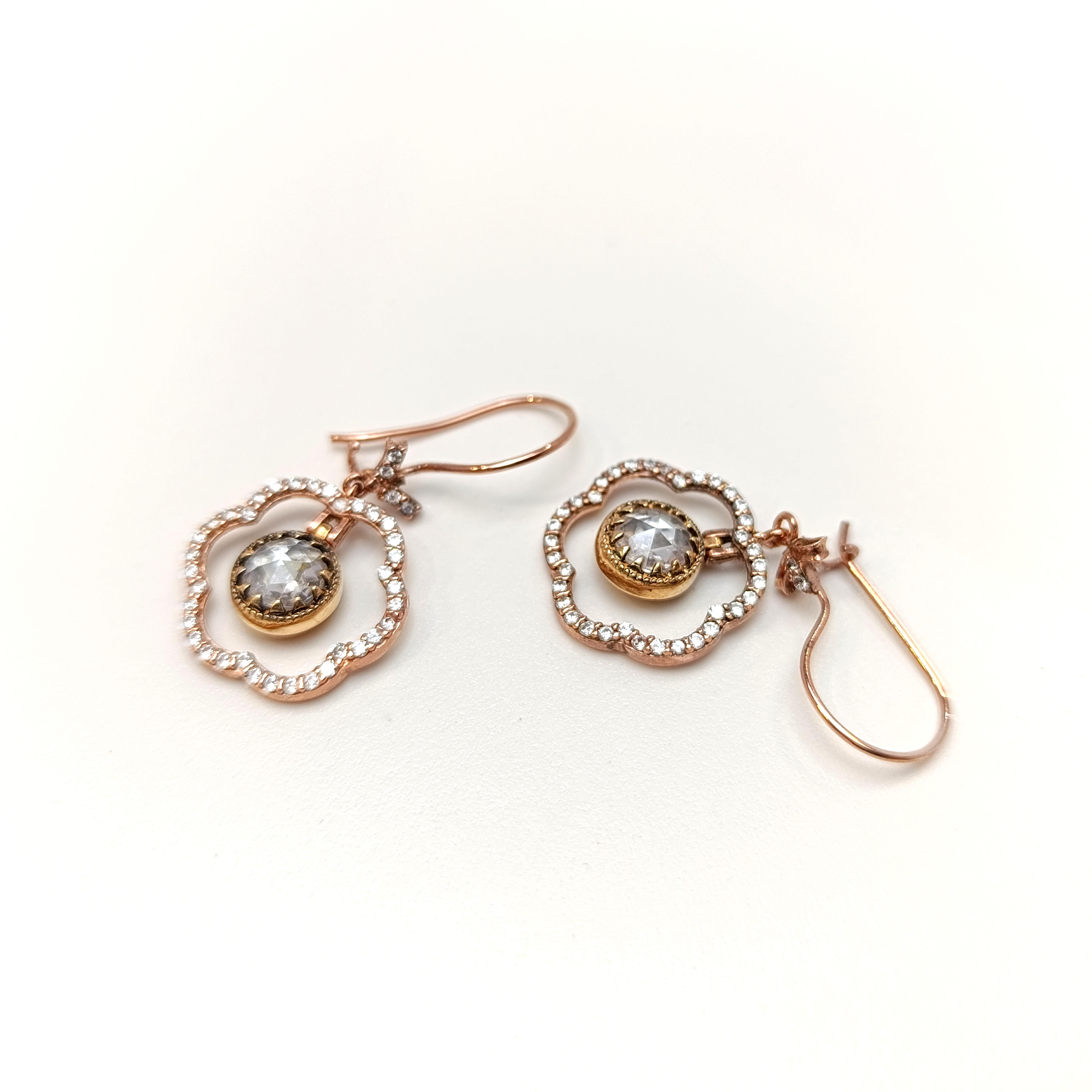 Tek Taşlı Çİçek Sallanan Küpe 14 Ayar Altın HD VİDEOLU