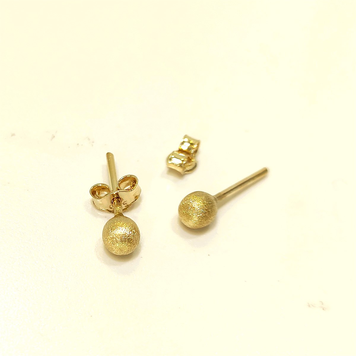 Top Vidalı Küpe 14 Ayar Altın 4K VİDEOLU