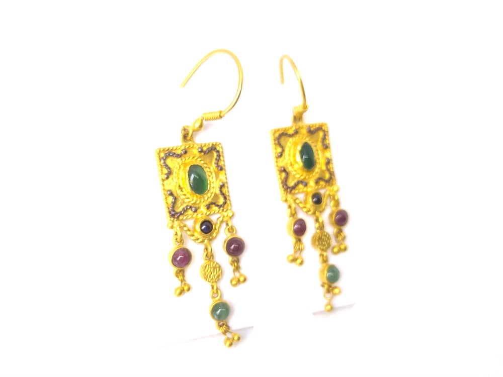 Yeşil ve Kırmızı Taşlı Sallantılı Küpe  14 Ayar Altın