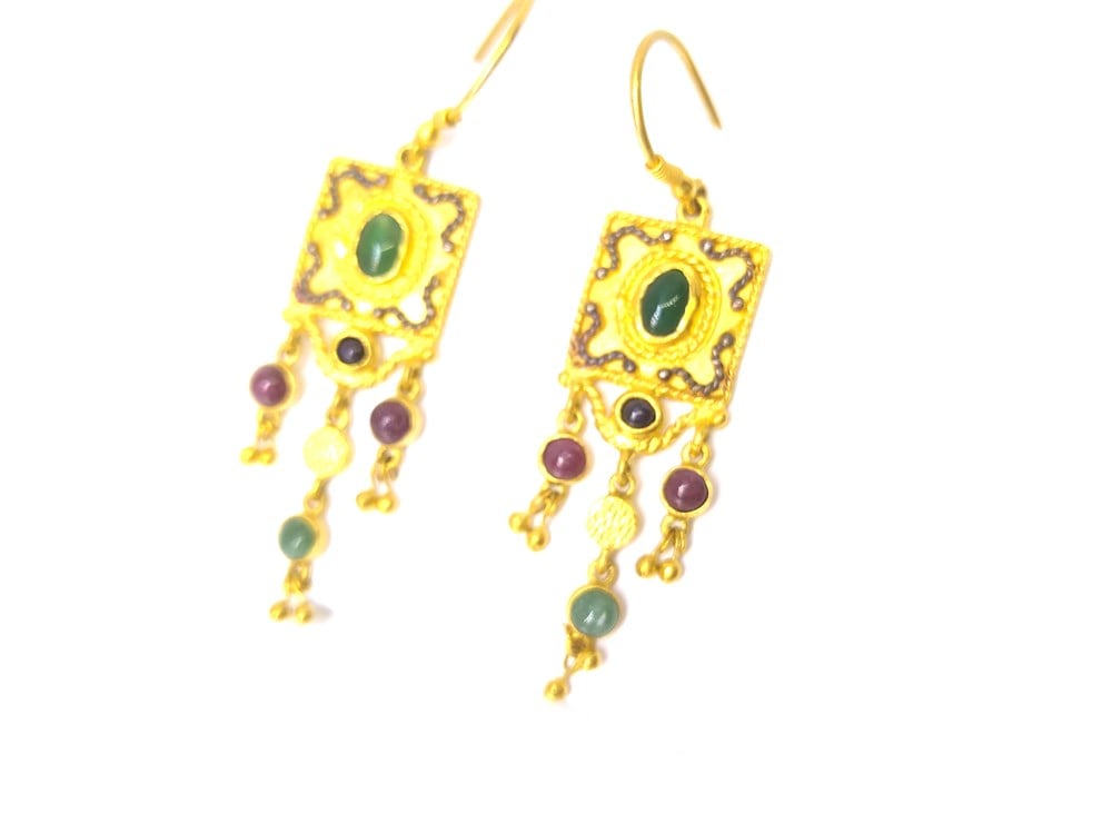 Yeşil ve Kırmızı Taşlı Sallantılı Küpe  14 Ayar Altın