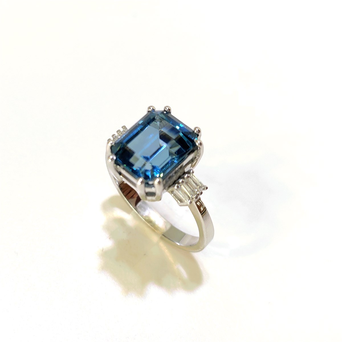 Pırlanta Baget Taşlı 4.65ct Blue Topaz Yüzük 14 Ayar Altın 4K VİDEOLU