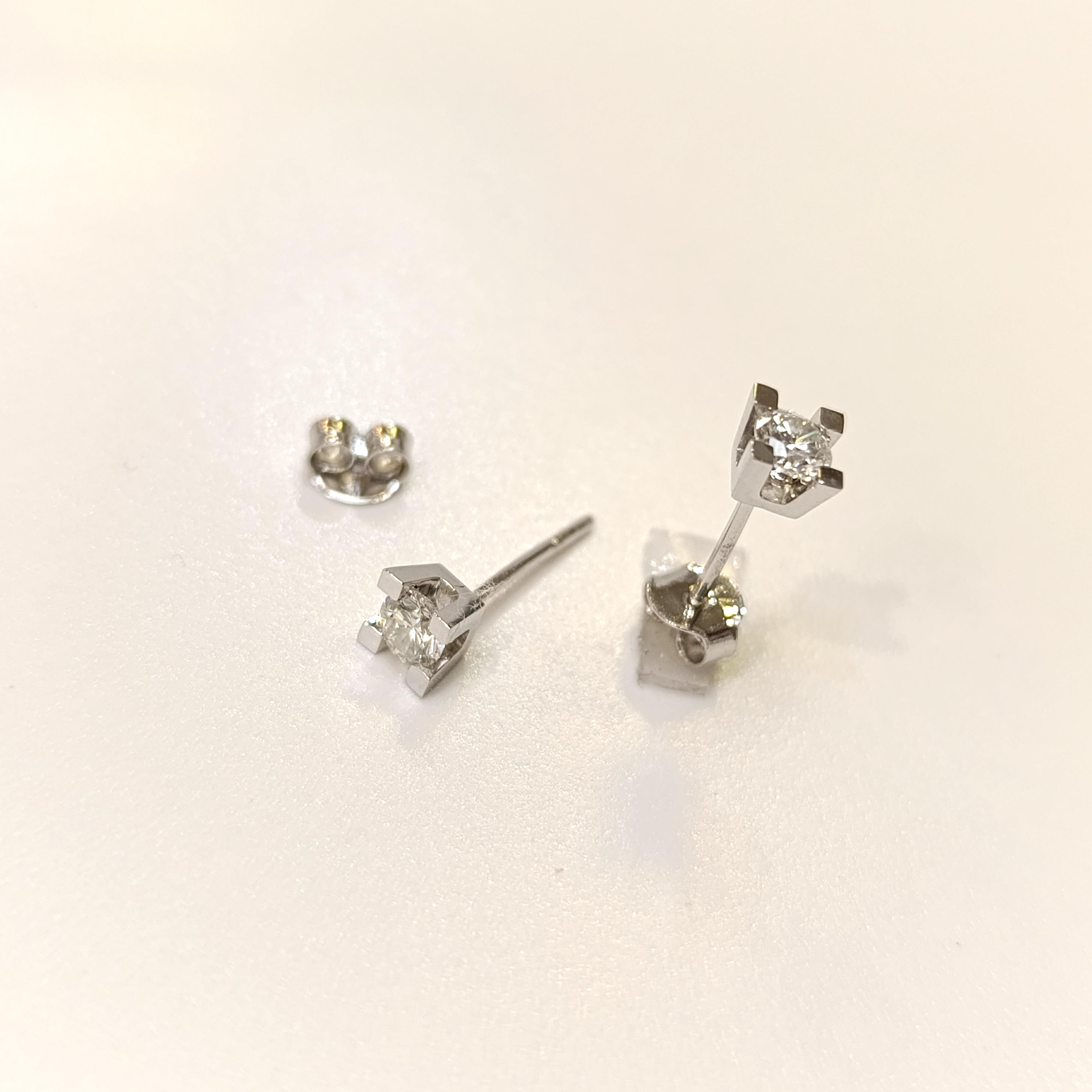 Pırlanta Tek Taş Küpe 18 Ayar Altın HD VİDEOLU