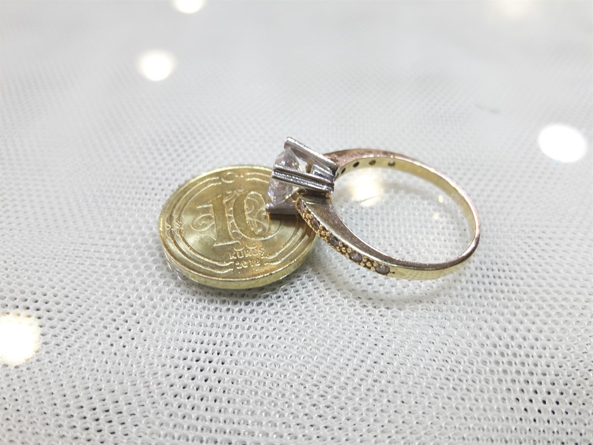 Kenarı Taşlı Tektaş Yüzük 14 Ayar Altın